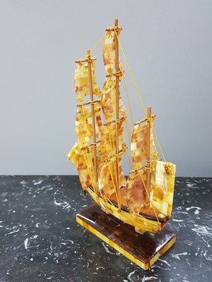 26780620d - Vintage sailing ship, so-called three-master, made from approx. 49 million years old amber, handmade from real royal honey cognac colored naturally (not pressed) amber, sail and hull made of high-quality mosaic work, approx. 21x14x4cm, 134 g, unique character