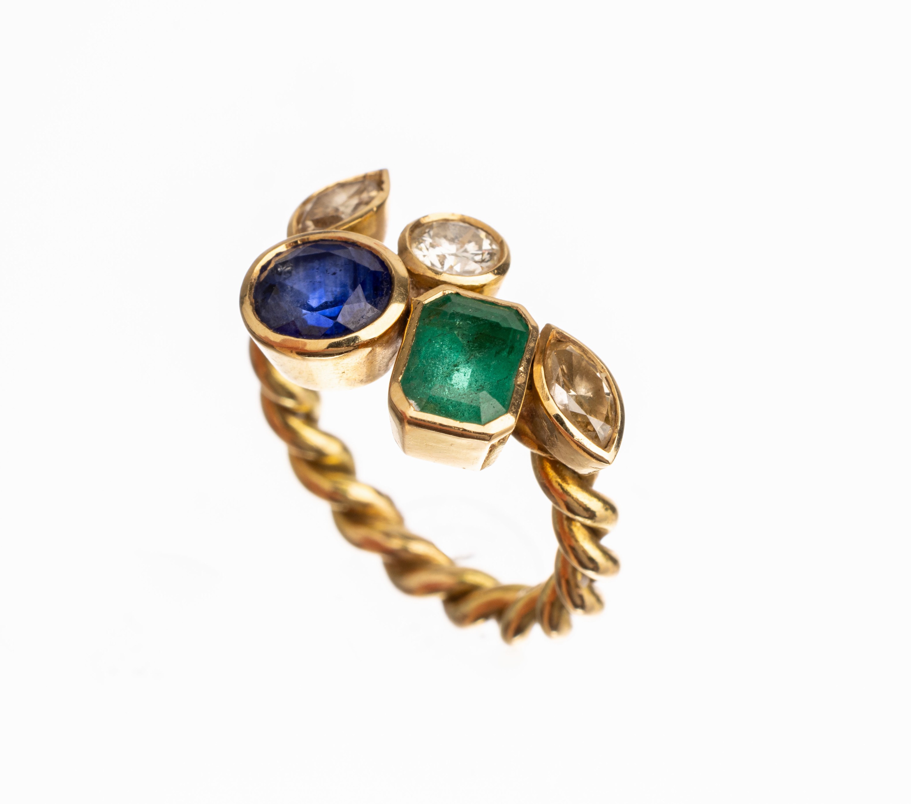 18 kt Gold Saphir-Smaragd-Ring, GG 750/000,geflochtene Ringschiene, rundfacett. Saphir ca. 1.0 ct, Smaragd im Smaragdschliff ca. 1.0 ct, Brillant ...