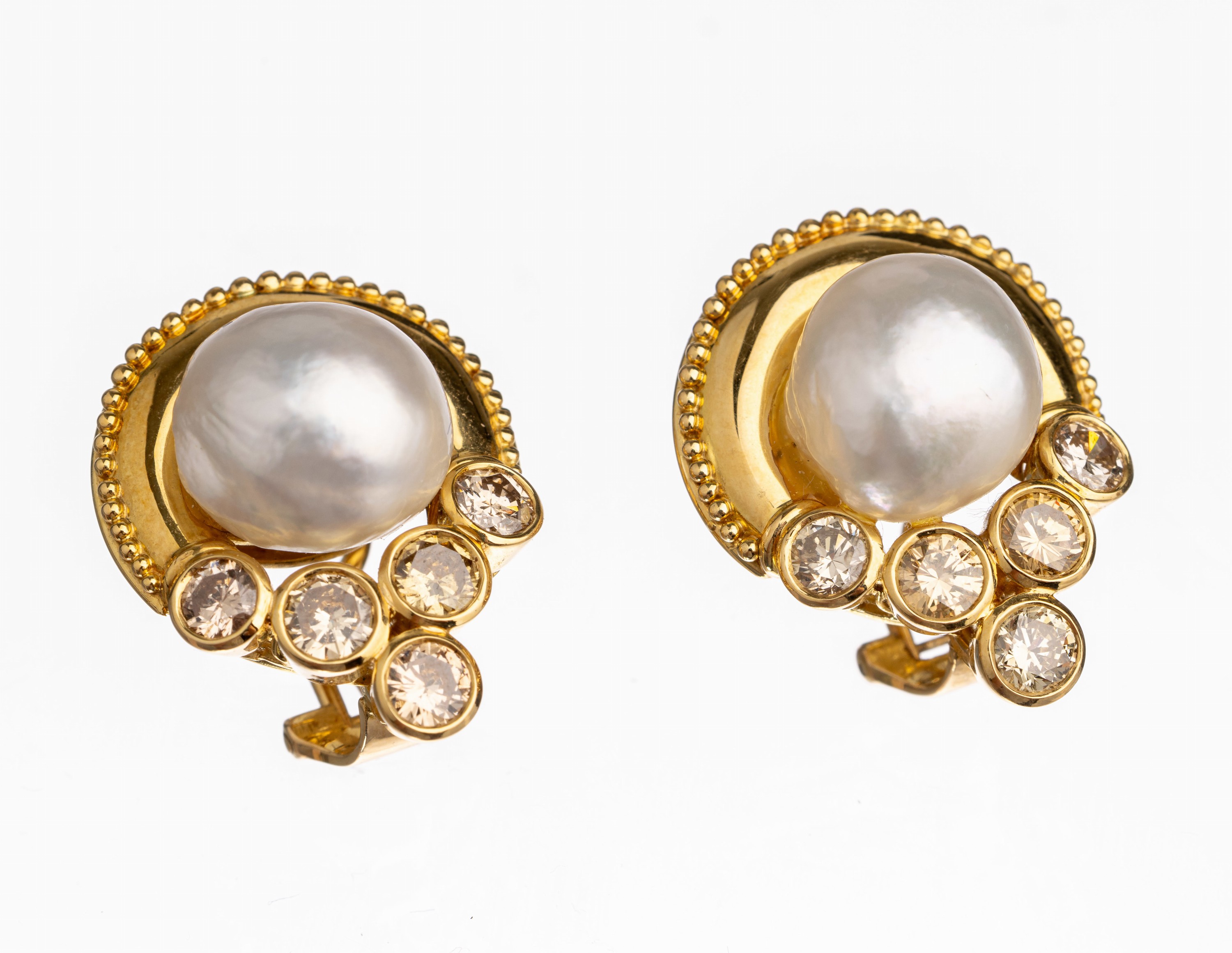 18 kt Gold Südseeperl-Diamant-Ohrstecker, GG 750/000, Unterkaderung, Granulatverzierung,2 barocke Südseeperlen D. ca. 11.5-12 mm, insg. 10 ...