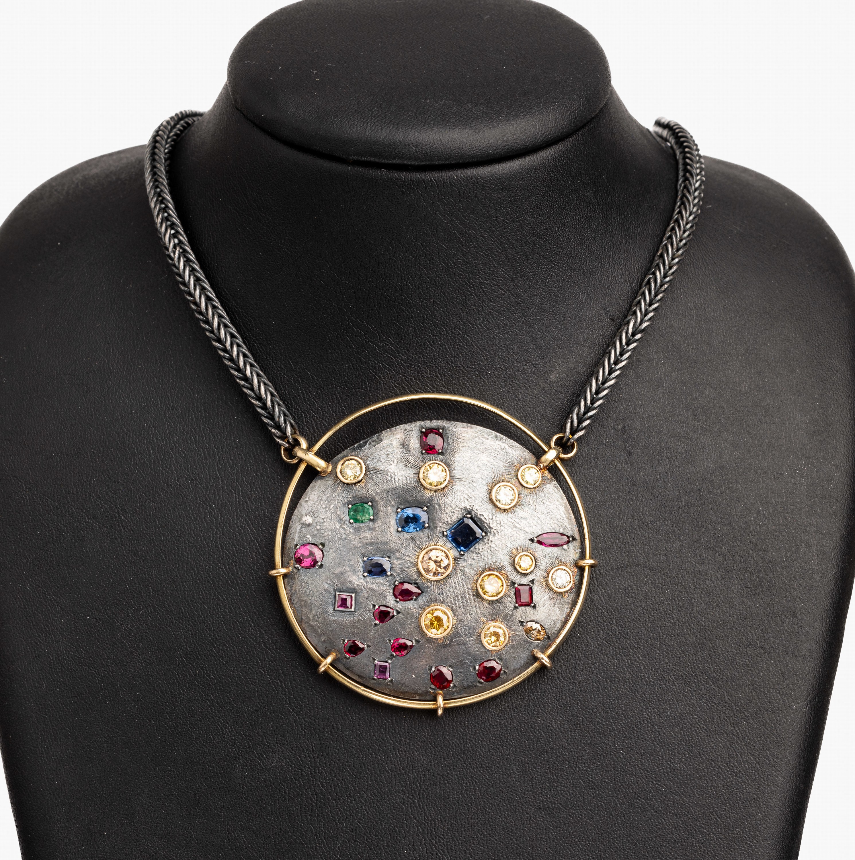 18 kt Gold Farbstein-Anhänger, GG 750/000, strukturierte Silberplatte besetzt mit 1 ovalfacett. Smaragd ca. 0.10 ct, oval- und rechteckigfacett. ...