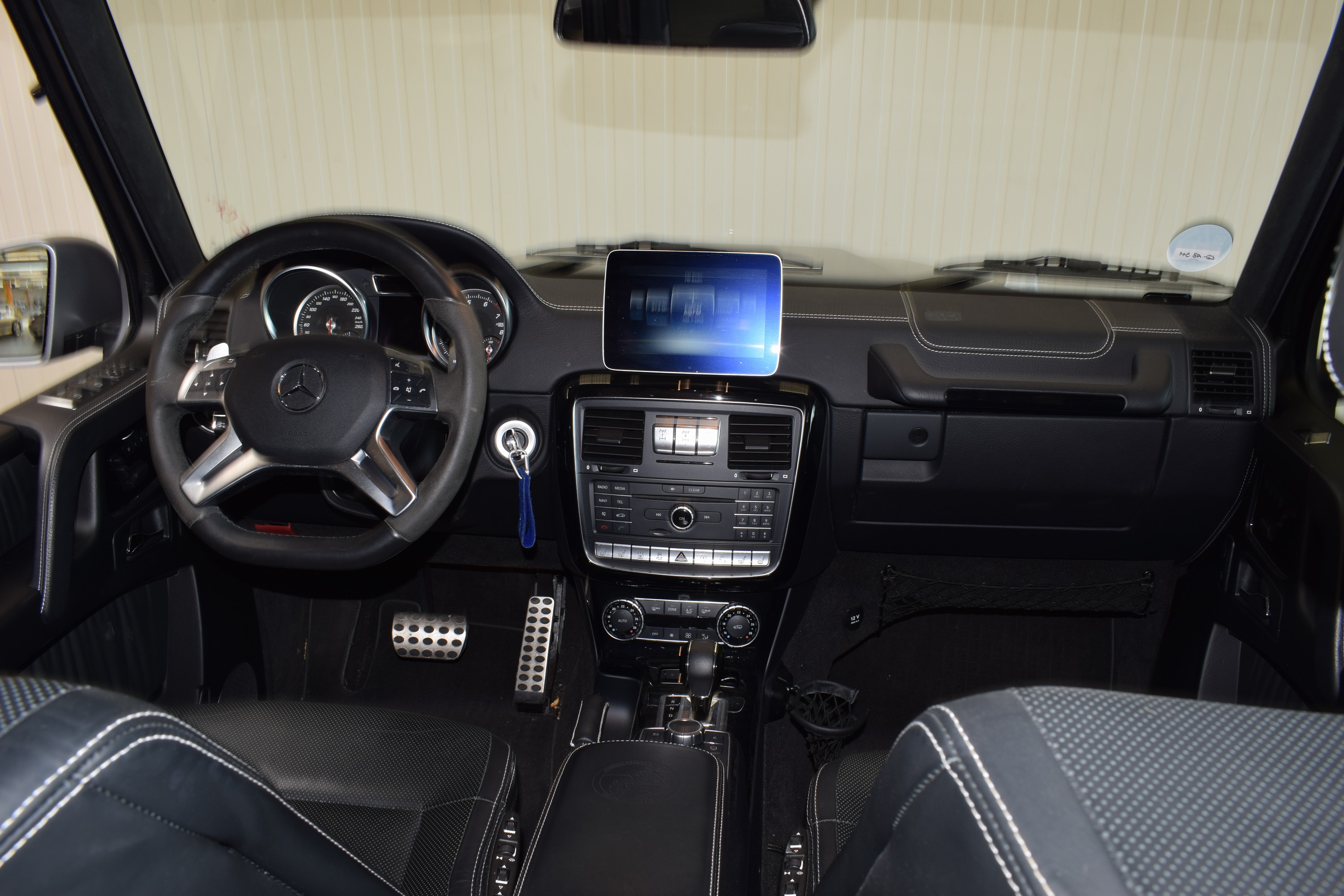 Detail i: Mercedes-Benz G500 Limited Edition, EZ 02/2018, Laufleistung ca. 30.000km , 310kW/421 PS, Automatikgetriebe, Designo Platin Magno Metallic, Leder ...