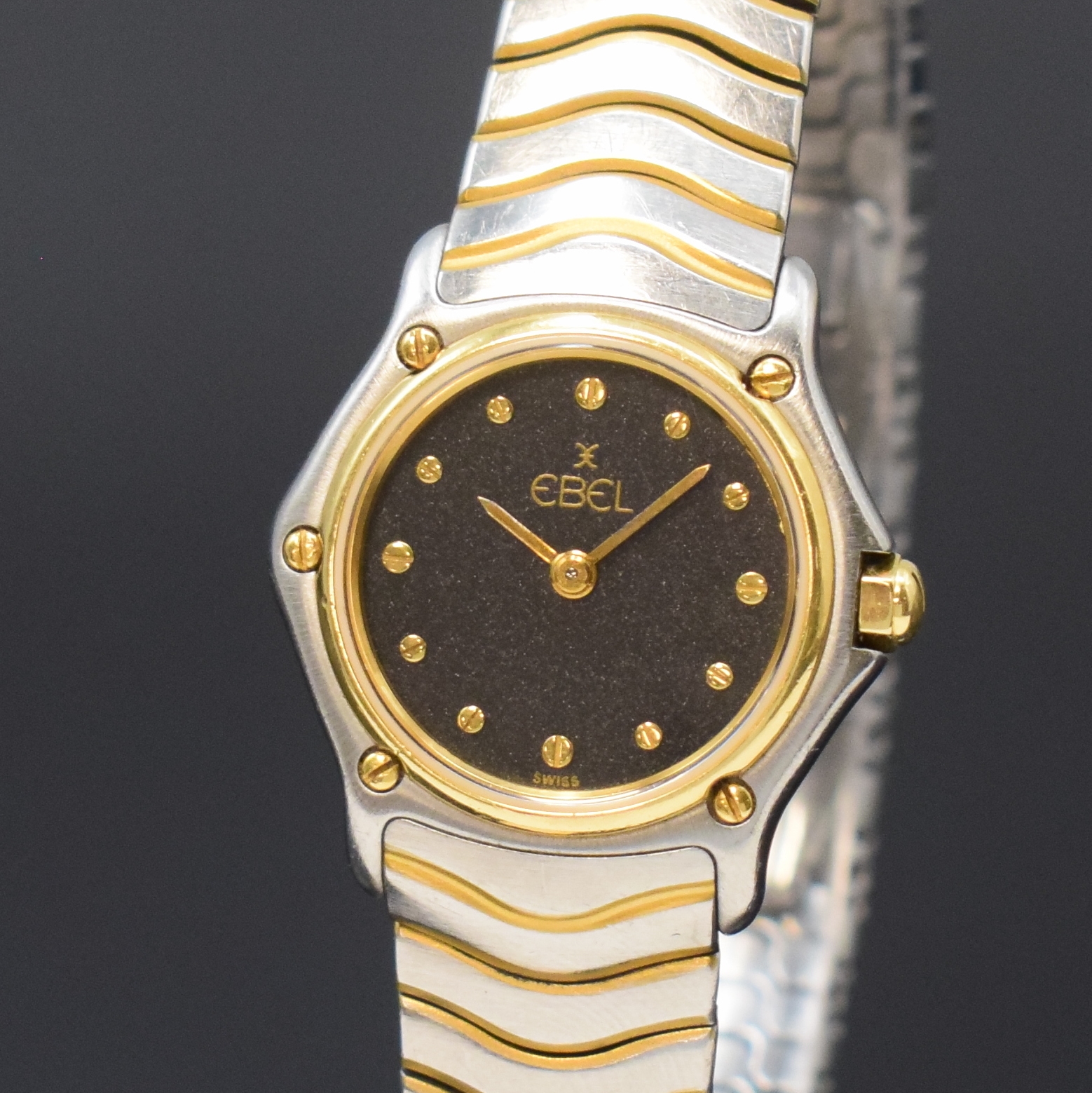 Detail a: EBEL Classic Wave Damenarmbanduhr in Stahl/Gold Referenz 166901, Schweiz um 1990, quarz, Edelstahlgeh. an orig. Ebel-Stahlband, Geh. 5-fach verschr., ...