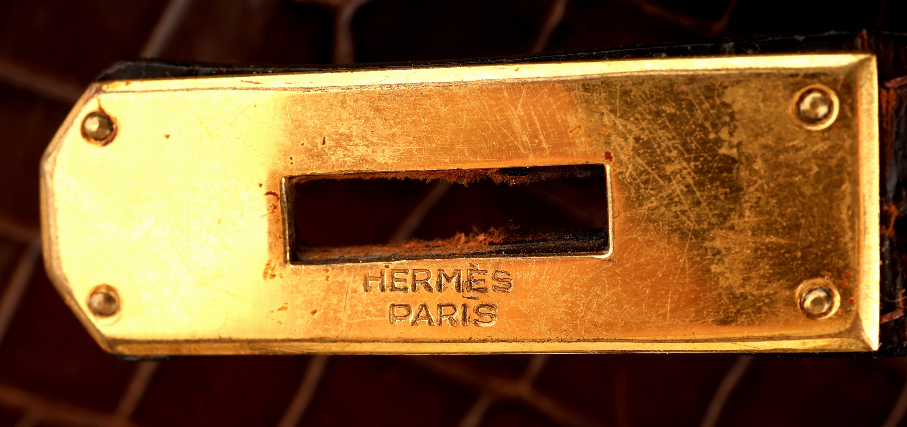 Detail l: Vintage HERMES Kelly Bag, 1960, Shiny Porosus Crocodile in Havanna Braun, Innenaustattung auf feinem Ziegenleder, goldene Hardware, ca. 32 x 11.5 x ...