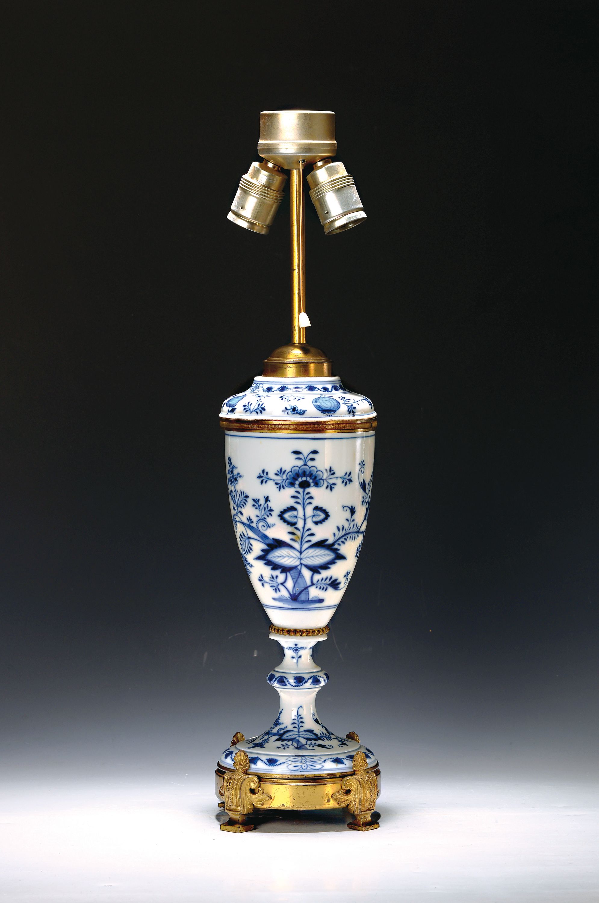 Tischlampe, Meissen, Zwiebelmuster, um 1900, Porzellankorpus, blaue Bemalung, Manufakturmarke nicht sichtbar, zwei Brennstellen, H. ca. 61.5 cm, ...