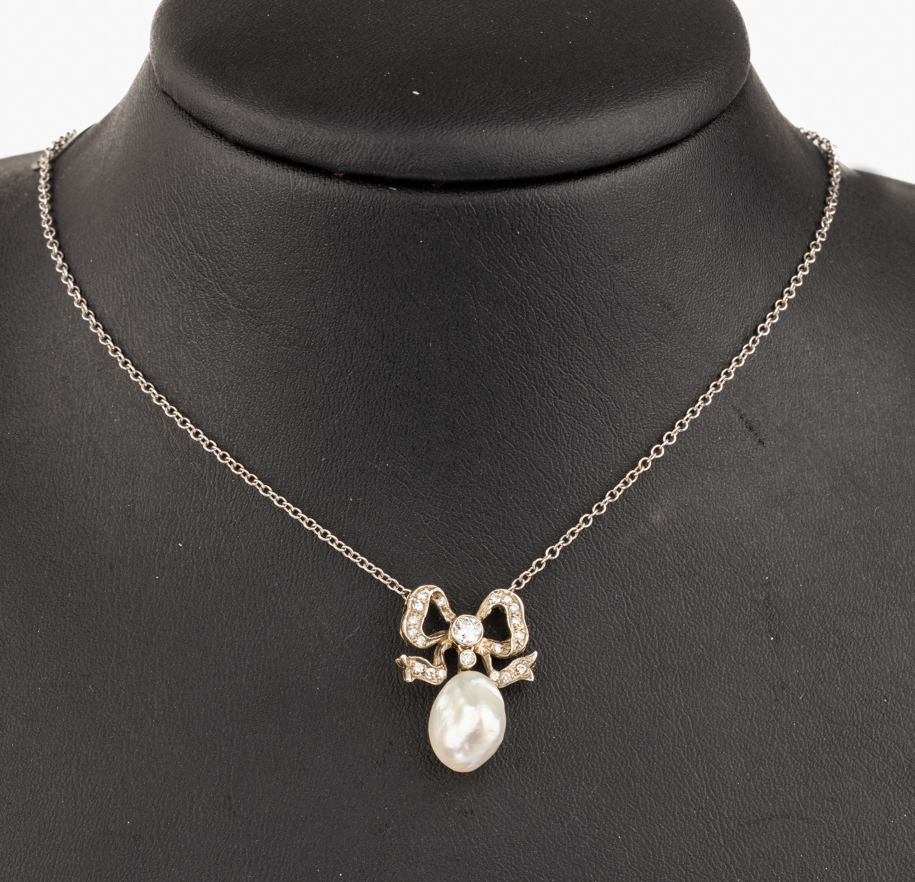 Collier mit Diamanten und Barockperle um 1880/90, Rose G 8 kt, Rose G 333/000, gepr., Schauseite Silber, zeittyp. Schleifenform, 20 ...