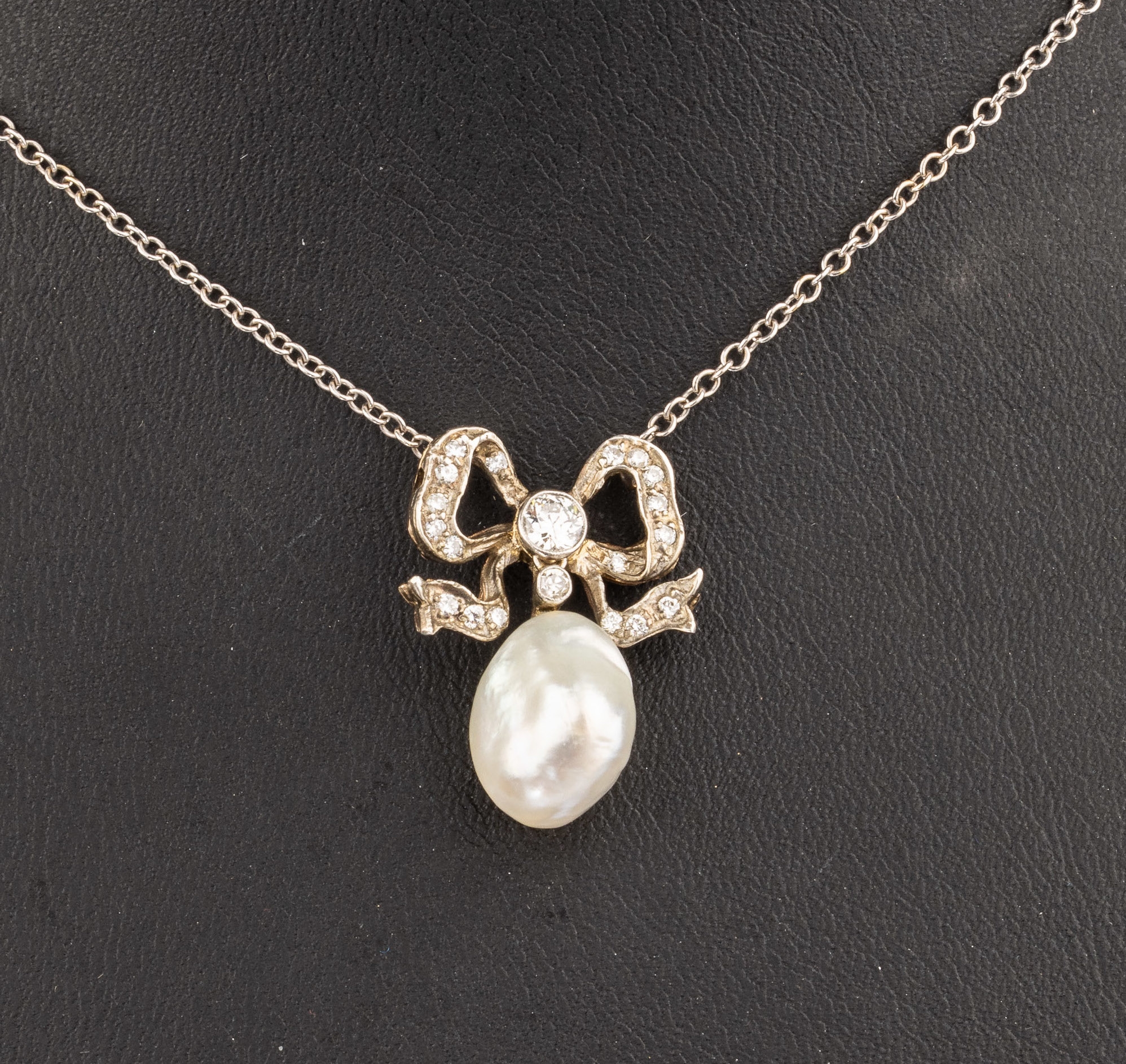 Detail a: Collier mit Diamanten und Barockperle um 1880/90, Rose G 8 kt, Rose G 333/000, gepr., Schauseite Silber, zeittyp. Schleifenform, 20 ...