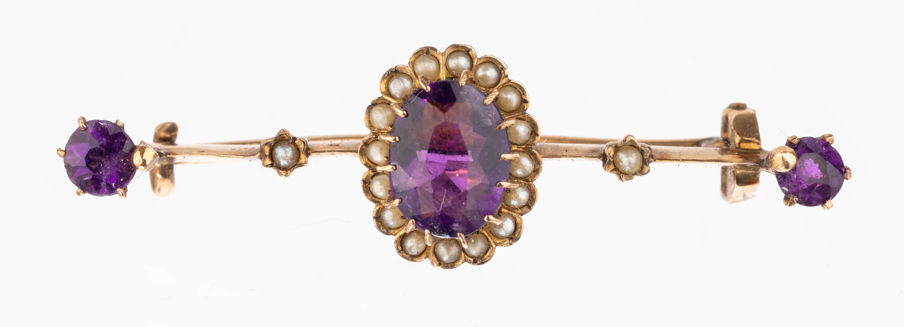 9 kt Gold Amethyst-Brosche, England um 1890, GG 375/000, 1 ovalfacett. und 2 rundfacett.Amethyste zus. ca. 0.80 ct, kleine Saatperlchen, L ca. 3 cm, ...