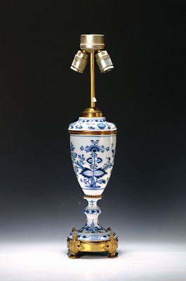 Image 26781208 - Table lamp, Meissen, onion pattern, around 1900, porcelain body, blue painting, manufacturer's mark not visible, two burners, height approx. 61.5 cm, function not checked