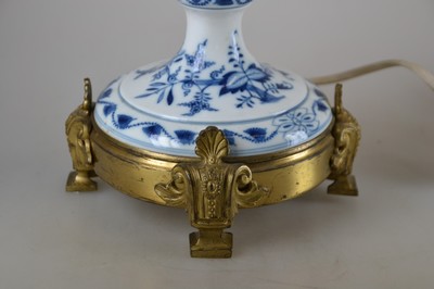 26781208b - Table lamp, Meissen, onion pattern, around 1900, porcelain body, blue painting, manufacturer's mark not visible, two burners, height approx. 61.5 cm, function not checked