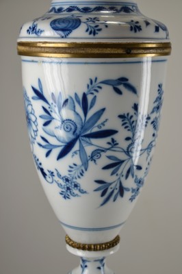 26781208c - Table lamp, Meissen, onion pattern, around 1900, porcelain body, blue painting, manufacturer's mark not visible, two burners, height approx. 61.5 cm, function not checked