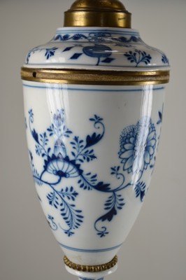 26781208d - Table lamp, Meissen, onion pattern, around 1900, porcelain body, blue painting, manufacturer's mark not visible, two burners, height approx. 61.5 cm, function not checked