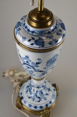 26781208e - Table lamp, Meissen, onion pattern, around 1900, porcelain body, blue painting, manufacturer's mark not visible, two burners, height approx. 61.5 cm, function not checked