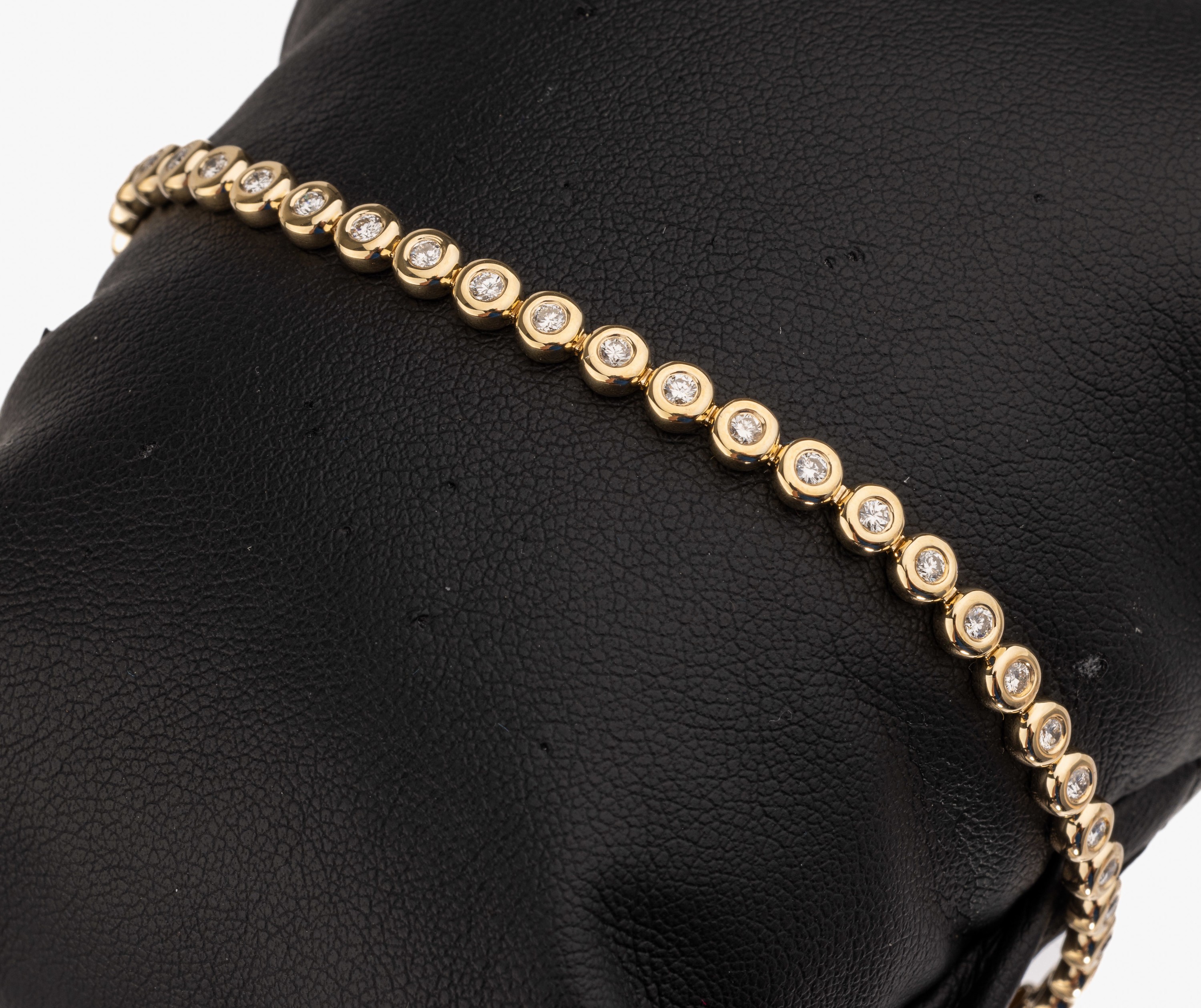 14 kt Gold Brillant Armband, GG 585/000, Brillanten zus. ca. 1.18 ct Weiß/si, Kasten- schloß mit doppelter Sicherheitsacht, ca. 9.8 g