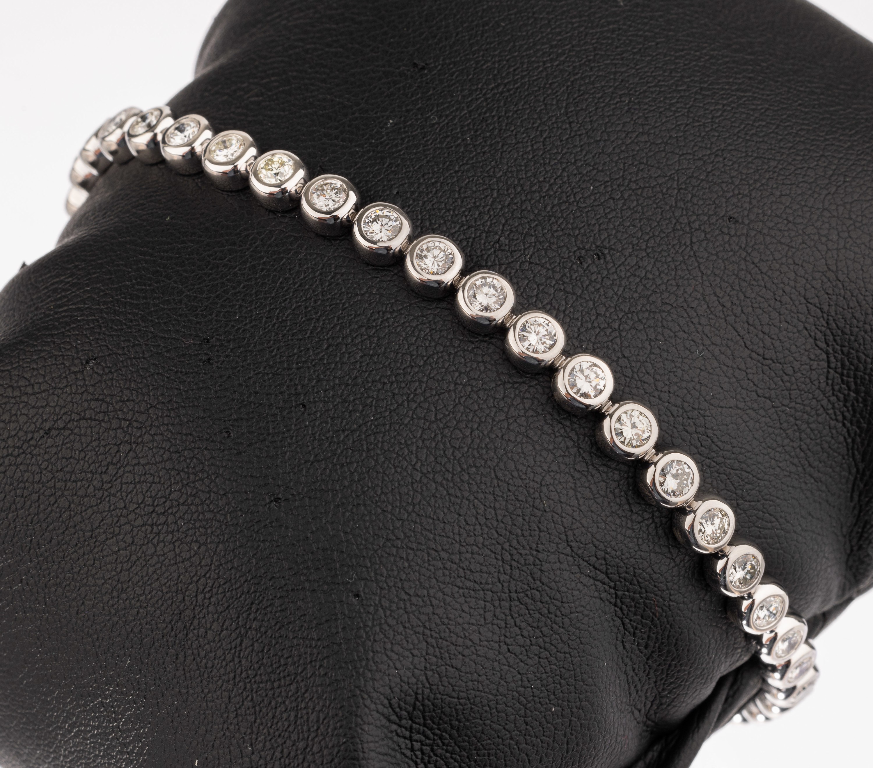 14 kt Gold Brillant Armband, WG 585/000, Brillanten zus. ca. 3.73 ct Weiß/si, L. ca. 18cm, Kastenschloß mit doppelter Sicherheitsacht, ca. 10.8 g