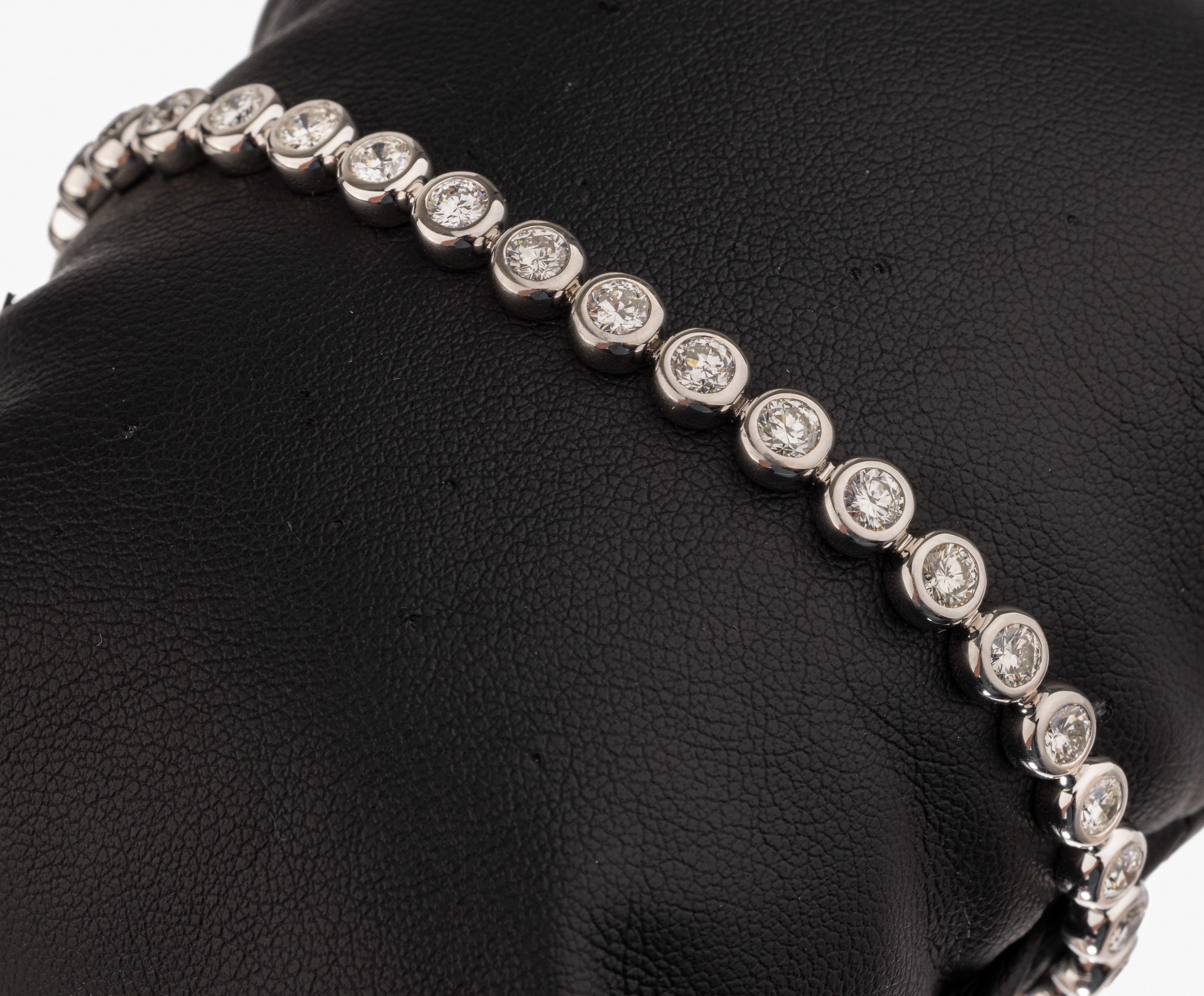 14 kt Gold Brillant Armband, WG 585/000, Brillanten zus. ca. 4.88 ct grav. Weiß/si, L. ca. 18.5 cm, Kastenschloß mit doppelter Sicher-heitsacht, ...
