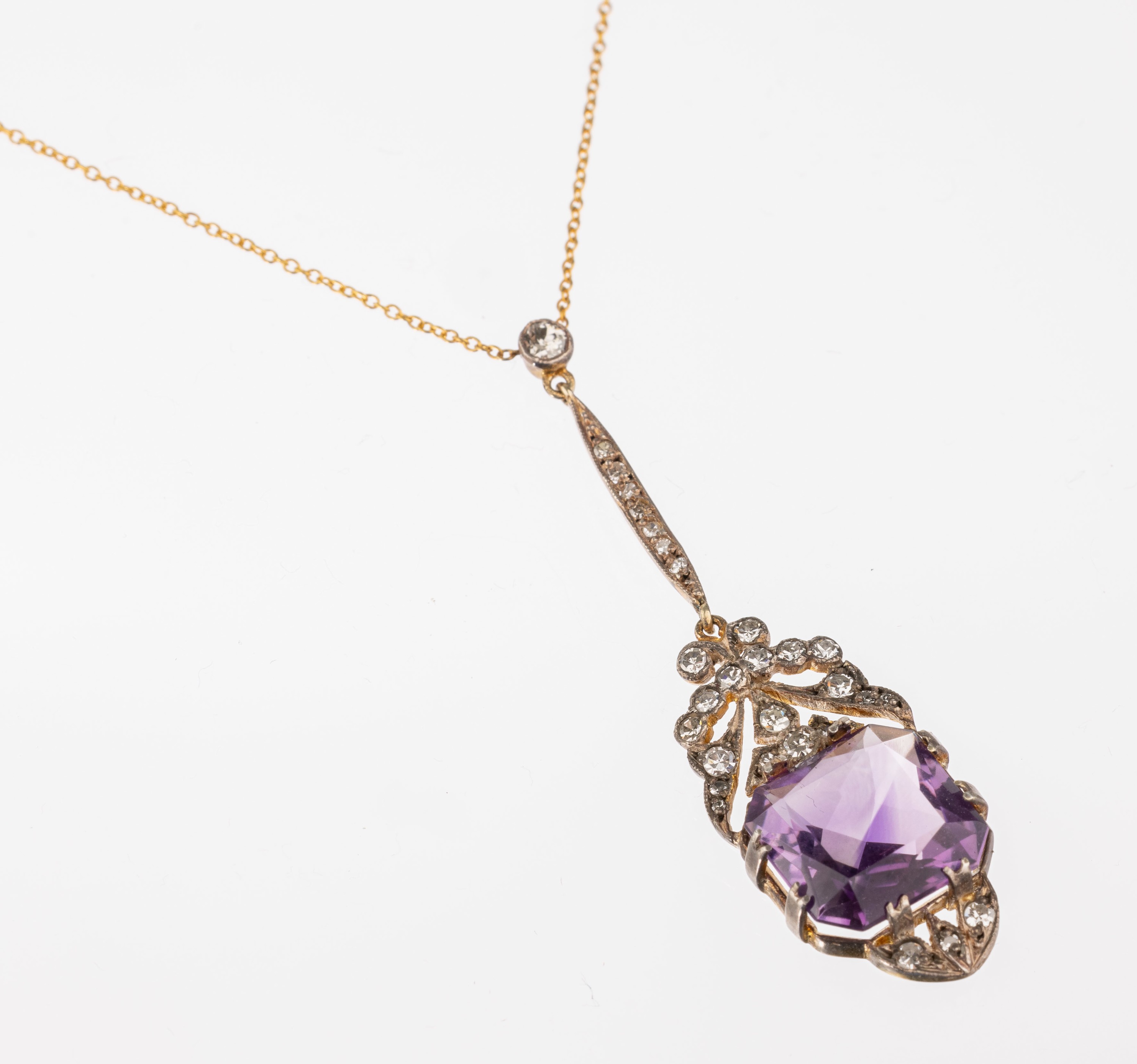 Amethyst Diamant Anhänger, GG 585/000 und Platin, um 1910, facett. Amethyst ca. 3.0 ct, umgeben von Diamanten zus. ca. 0.60 ct ...
