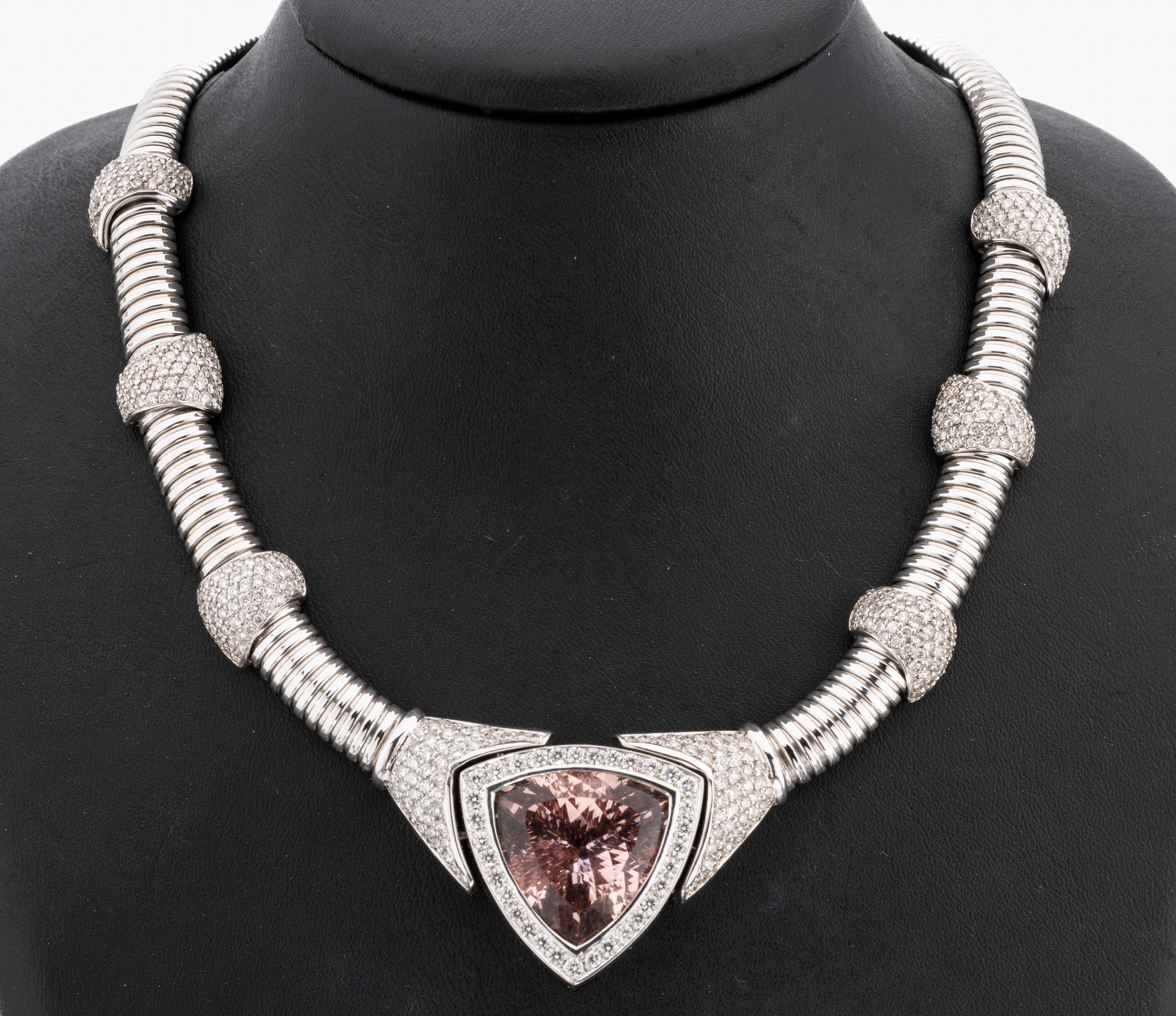 Extravagantes 18 kt Gold Morganit-Brillant- Collier, WG 750/000, facett. Morganit- Triangel 27.89 ct (Edelstein-Expertise Wild/Idar-Oberstein über ...