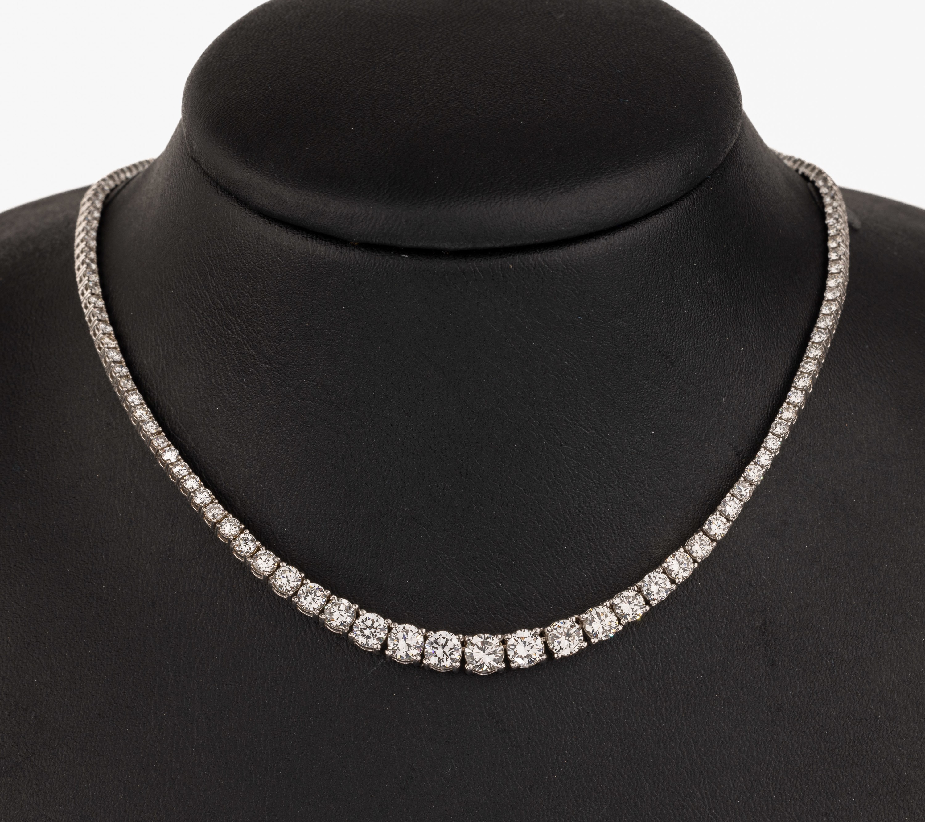 14 kt Gold Brillant Collier, WG 585/000, Brillanten im Verlauf zus. ca. 10.50 ct Weiß/vs-si, L. ca. 45 cm, Kastenschloß mit Sicherheitsacht, ca. ...