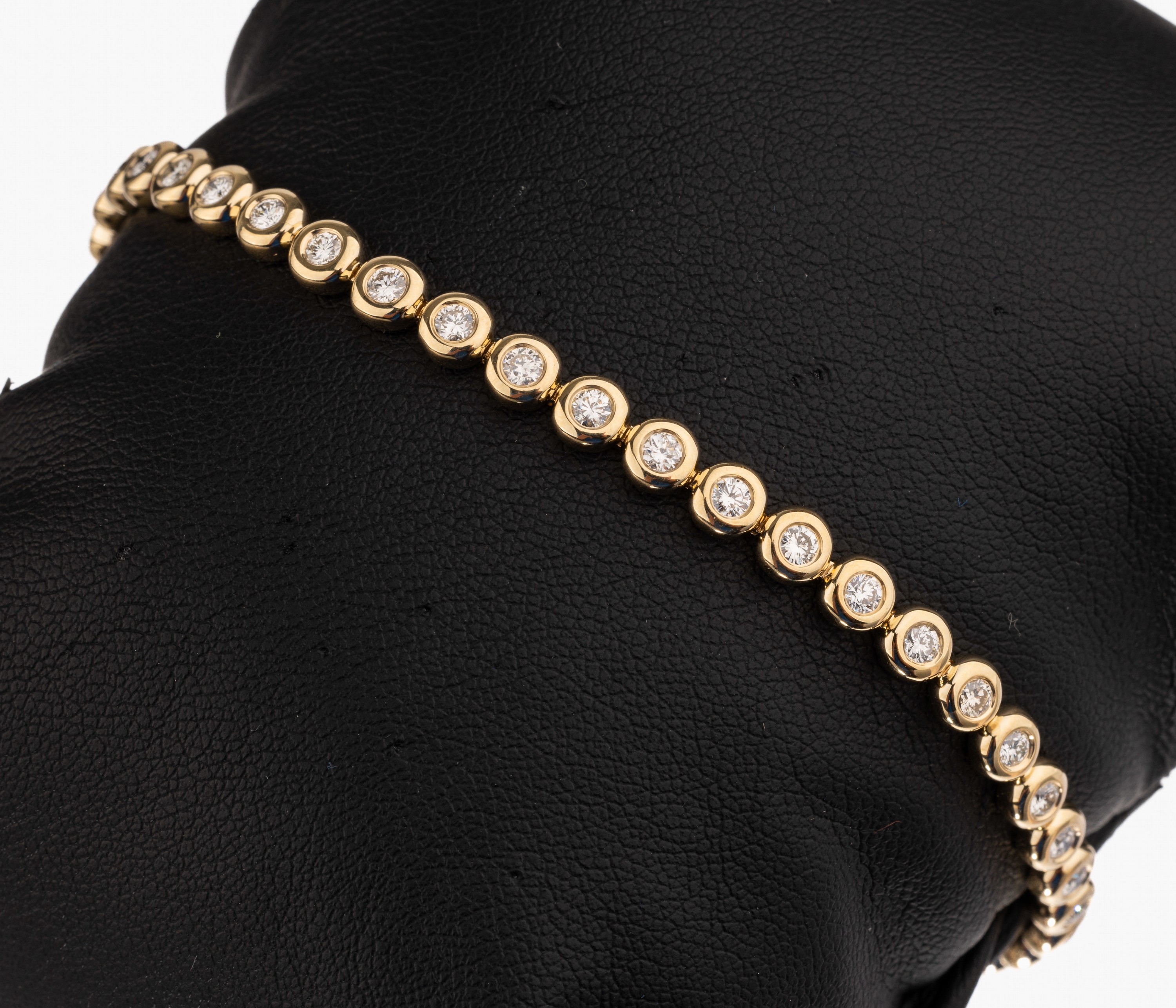 14 kt Gold Brillant Armband, GG 585/000, Brillanten zus. ca. 1.85 ct grav. Weiß/si, L. ca. 18.5 cm, Kastenschloß mit doppelter Sicher-heitsacht, ...
