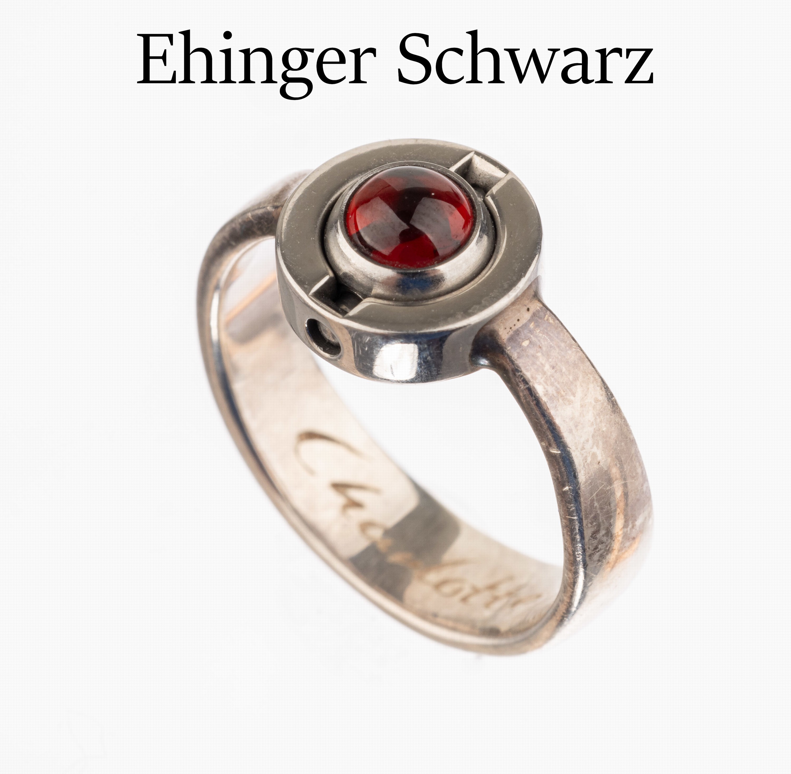 Charlotte Ehinger Schwarz Ring, 925er Silber, runder Granatcabochon, sign., RW 55