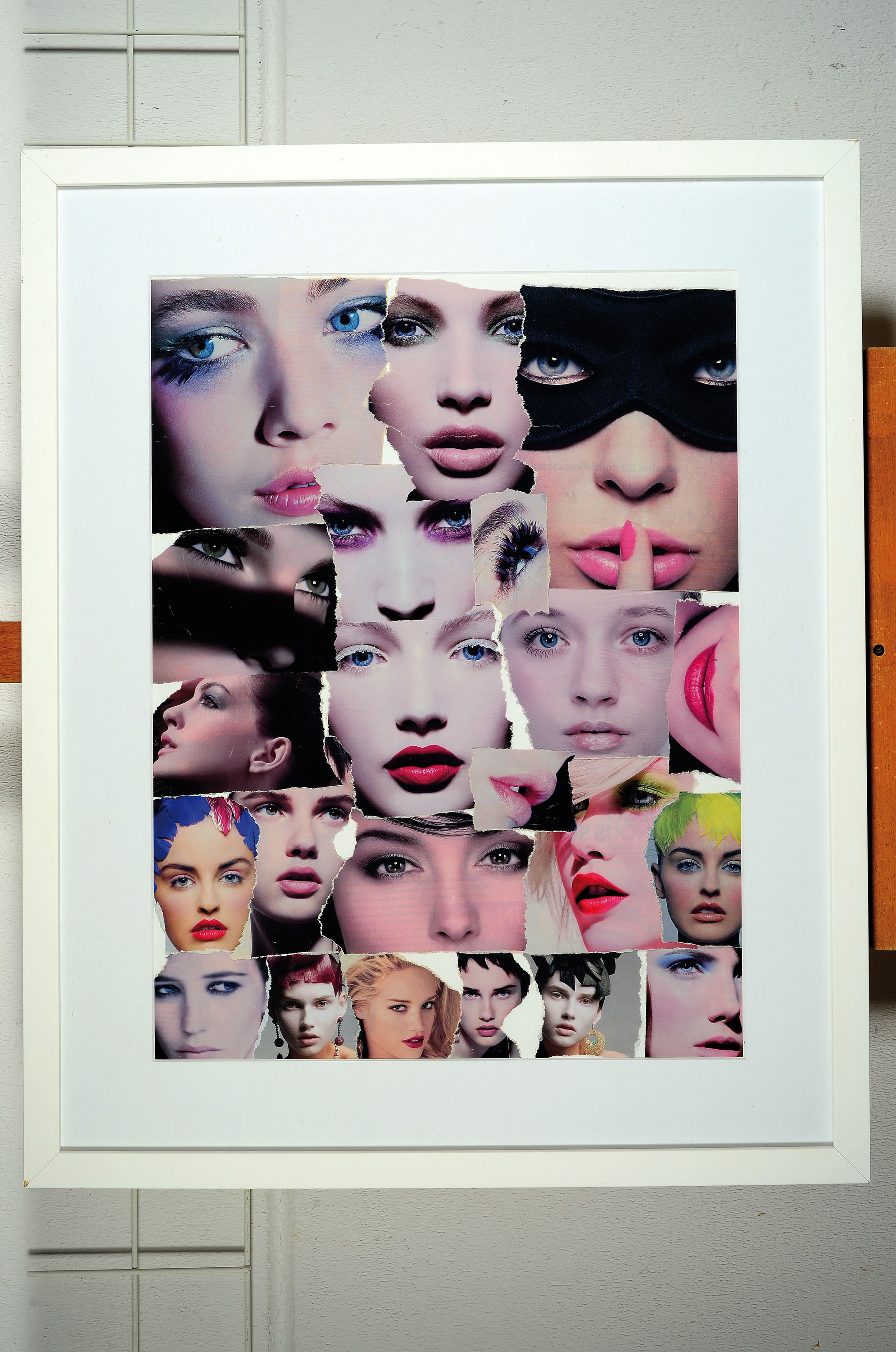 Detail k: Thomas Kann, zeitgenössischer Künstler aus Marbella, Collage, "Lips", unter Glas, Rahmen, auf der Rückseite des Rahmens signiert und ...