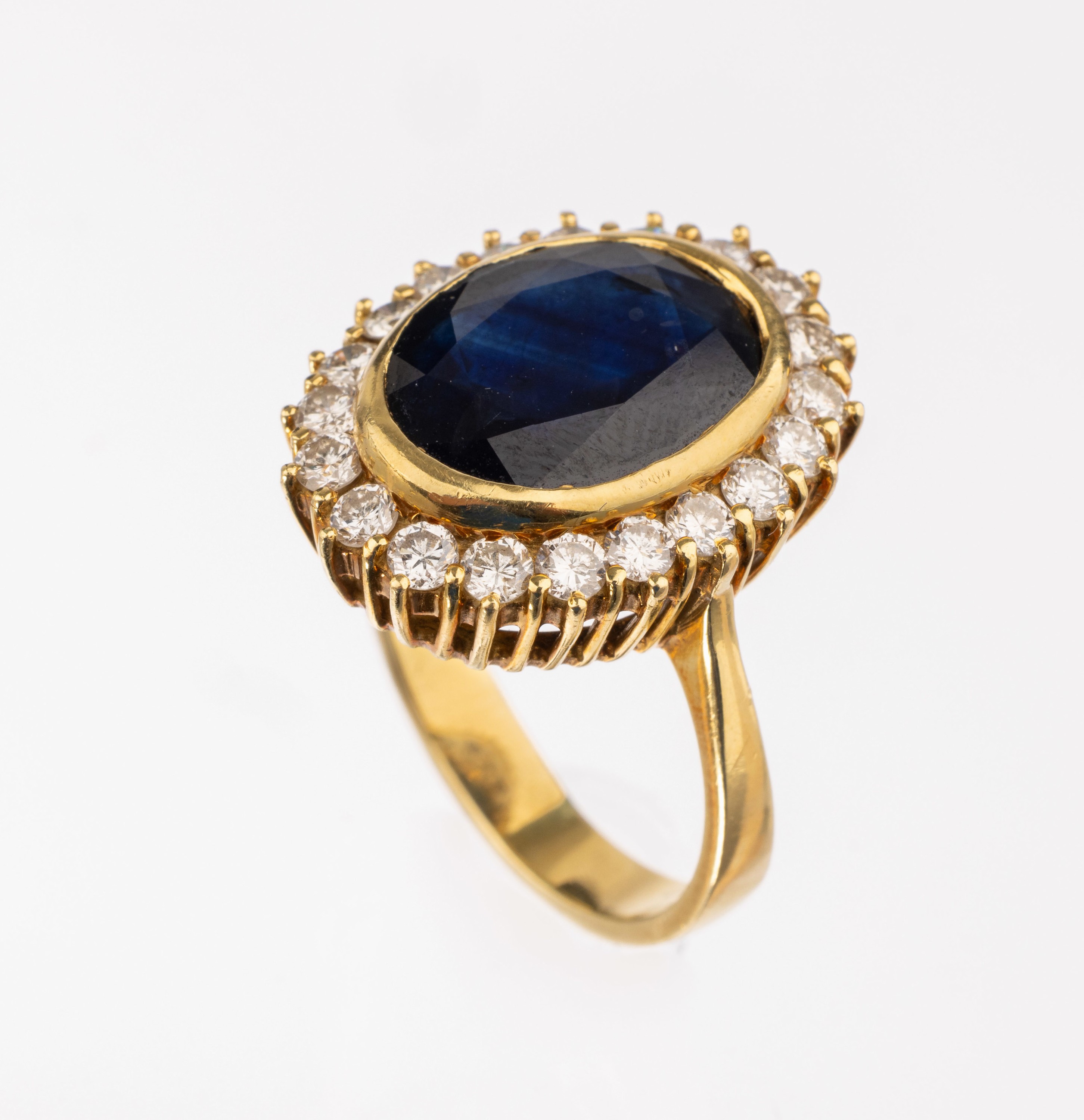 18 kt Gold Saphir Brillant Ring, GG 750/000, ovalfacett. Saphir ca. 6.50 ct, umgeben von Brillanten zus. ca. 1.0 ct Weiß/si, RW 56, ca . 8.6 g