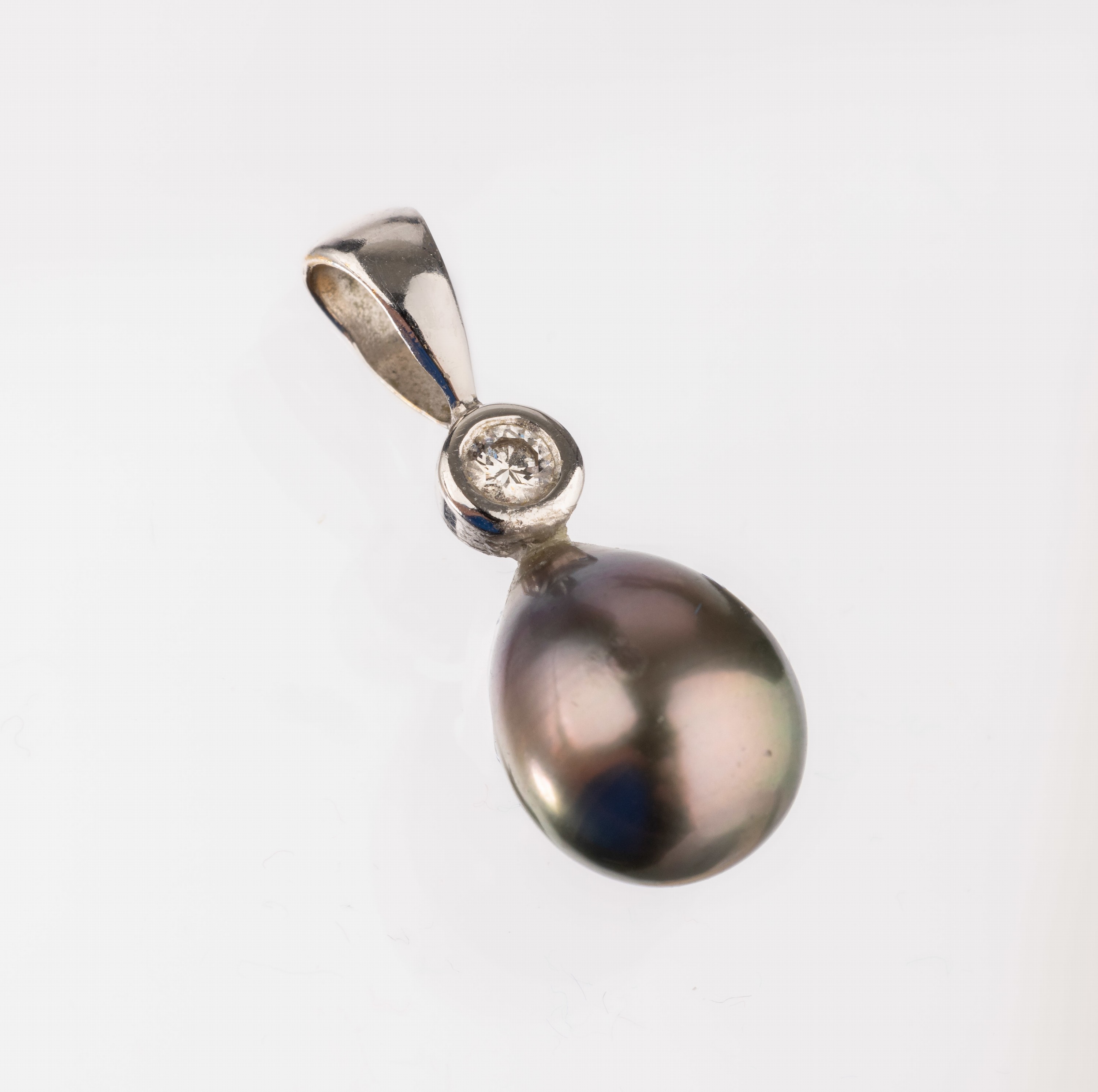 14 kt Gold Tahitiperle Brillant Anhänger, WG 585/000, tropfenförm. Tahitizuchtperle L. ca. 12 mm, Brillant ca. 0.12 ct Weiß/si