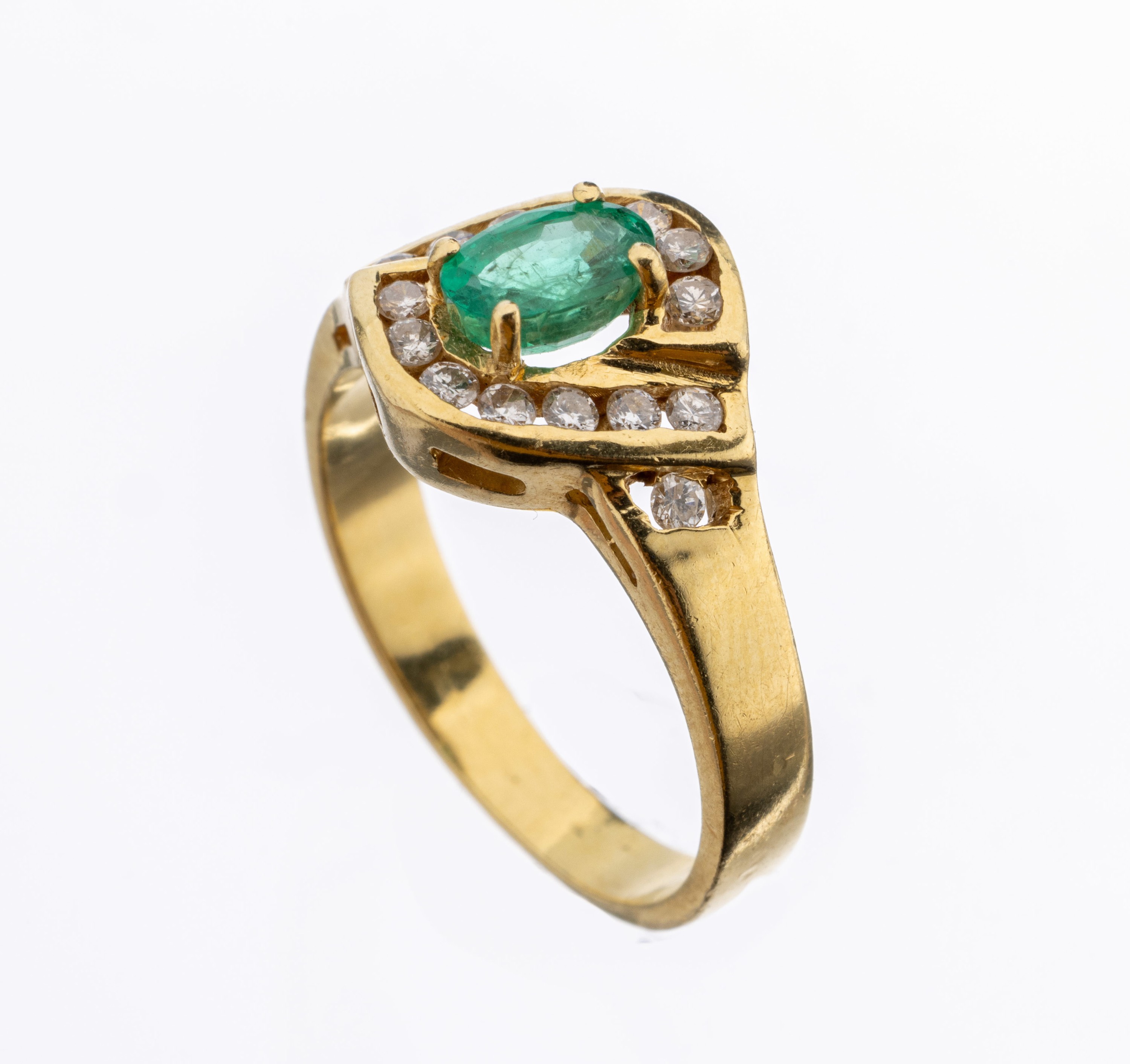 18 kt Gold Smaragd-Brillant-Ring, GG 750/000, ovalfacett. Smaragd ca. 0.30 ct, Brillanten zus. ca. 0.30 ct Weiß/si, RW 54, ca. 4.6 g