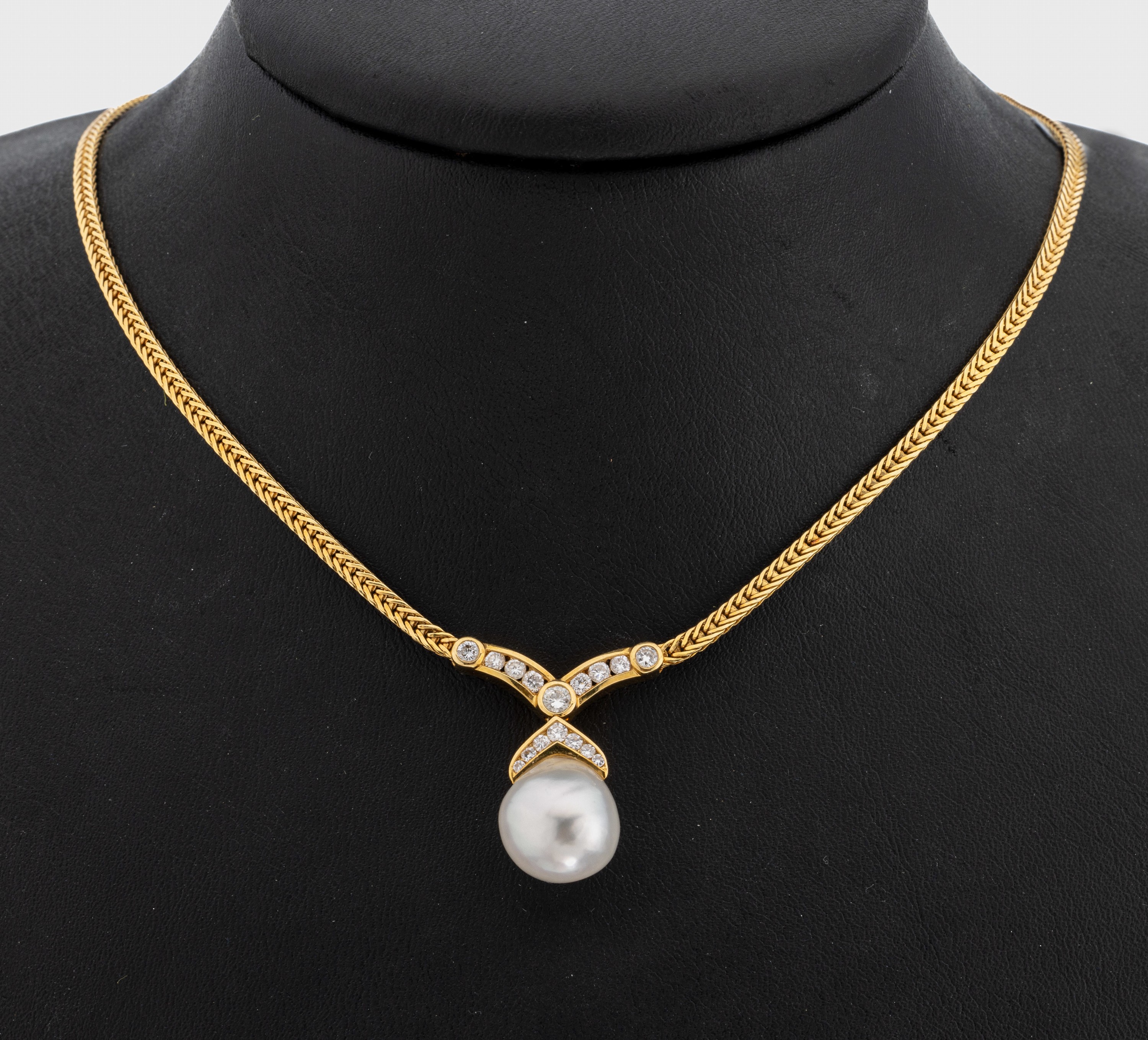 18 kt Gold Perl-Brillant-Collier, GG 750/000, weiße tropfenförm. Südseezuchtperle ca. 13 mm, Brillanten zus. ca. 0.75 ct Weiß/si, L. ca. 42 cm, ...