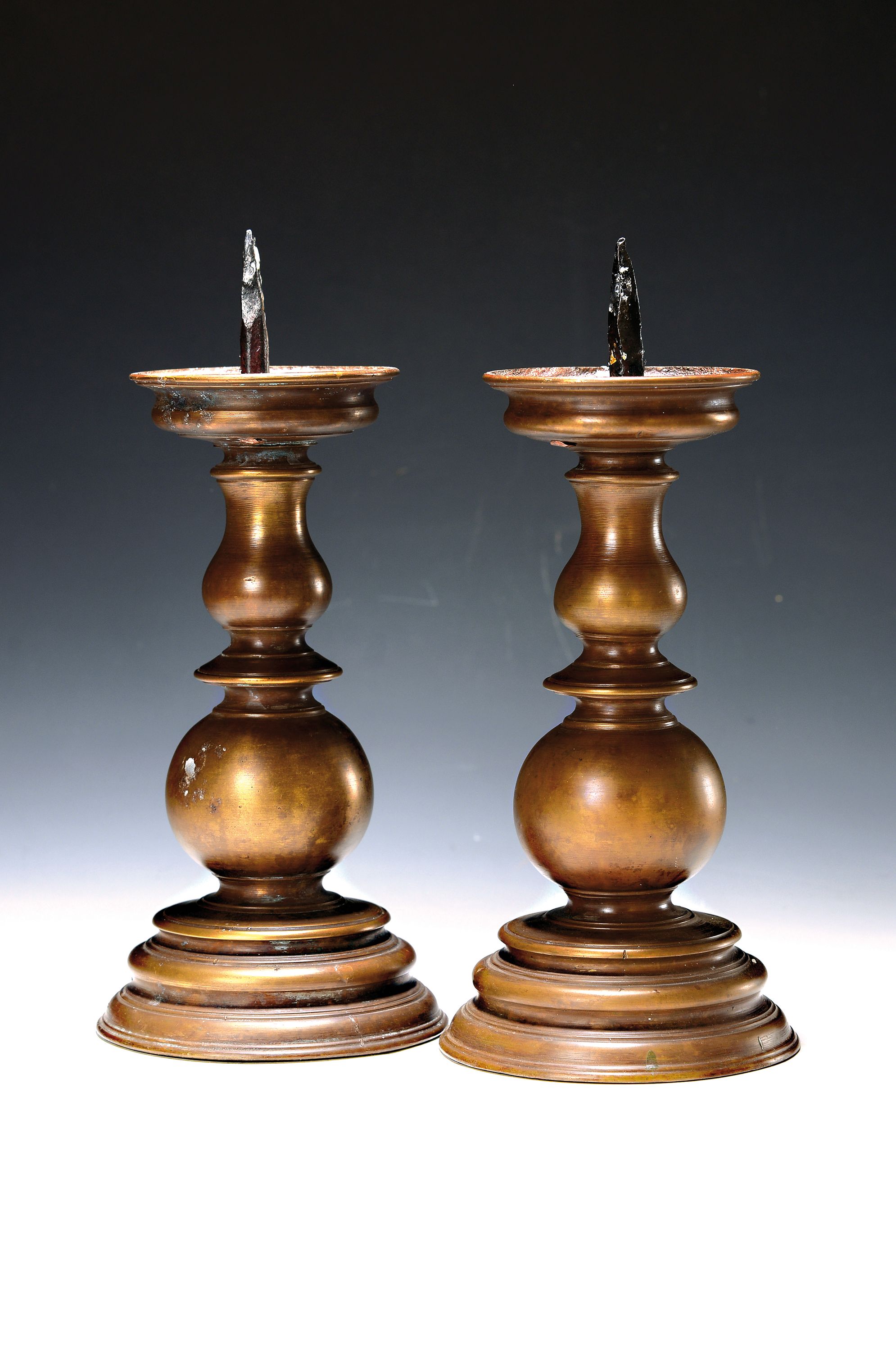 Paar Kerzenleuchter/Scheibenleuchter, Barock, 18. Jh., Bronze, H. ca. 28 cm, Altersspuren
