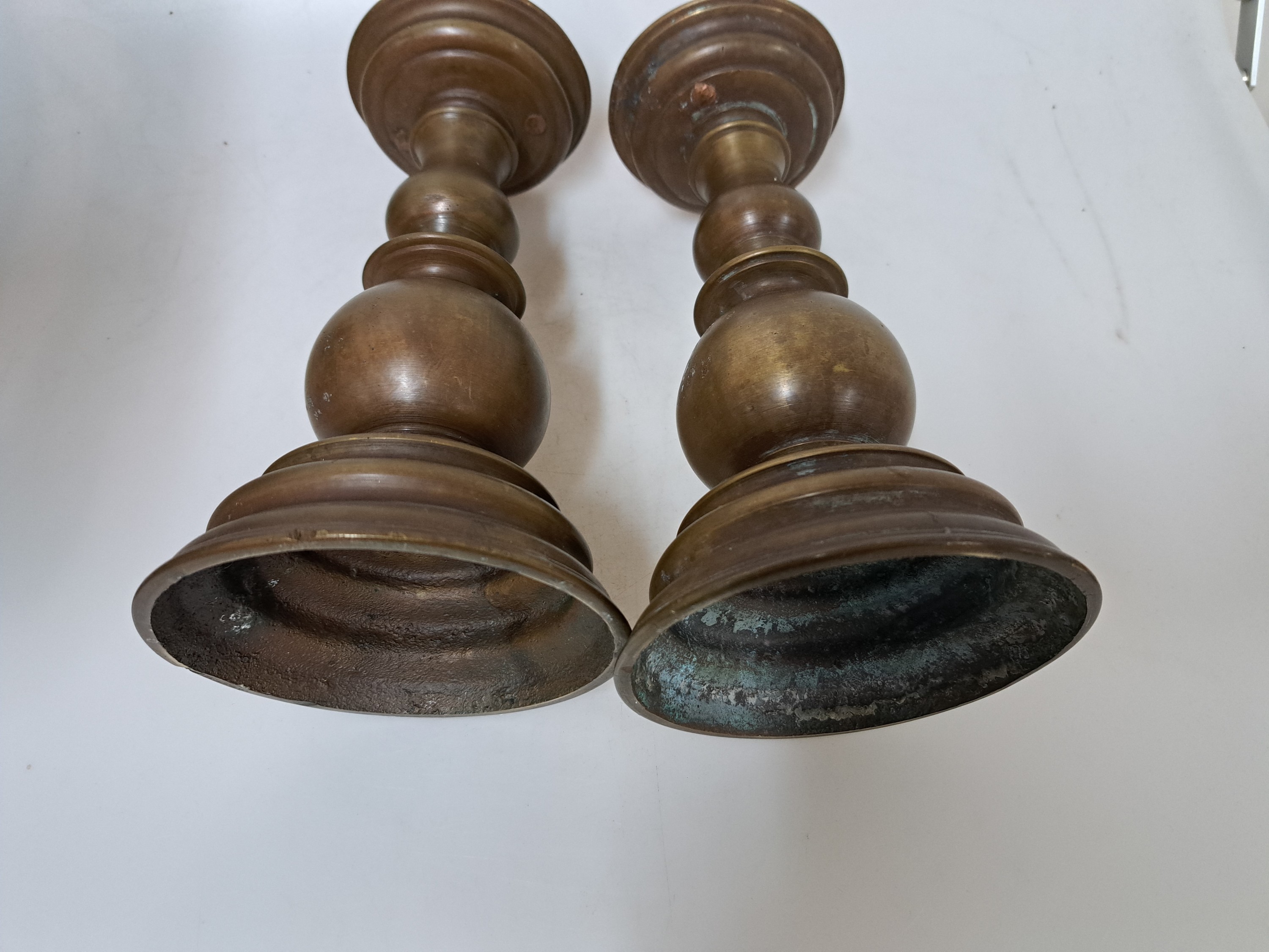 Detail c: Paar Kerzenleuchter/Scheibenleuchter, Barock, 18. Jh., Bronze, H. ca. 28 cm, Altersspuren