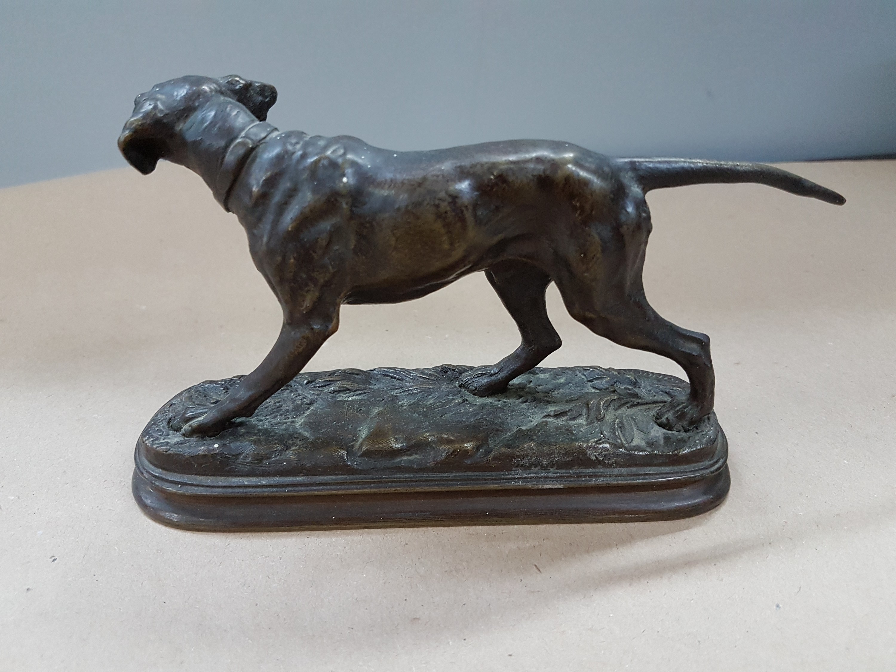 Detail b: Alfred Dubucand, 1828 - 1894, Bronzeskulptur, Jagdhund, signiert, ca. 9 x 18 cm