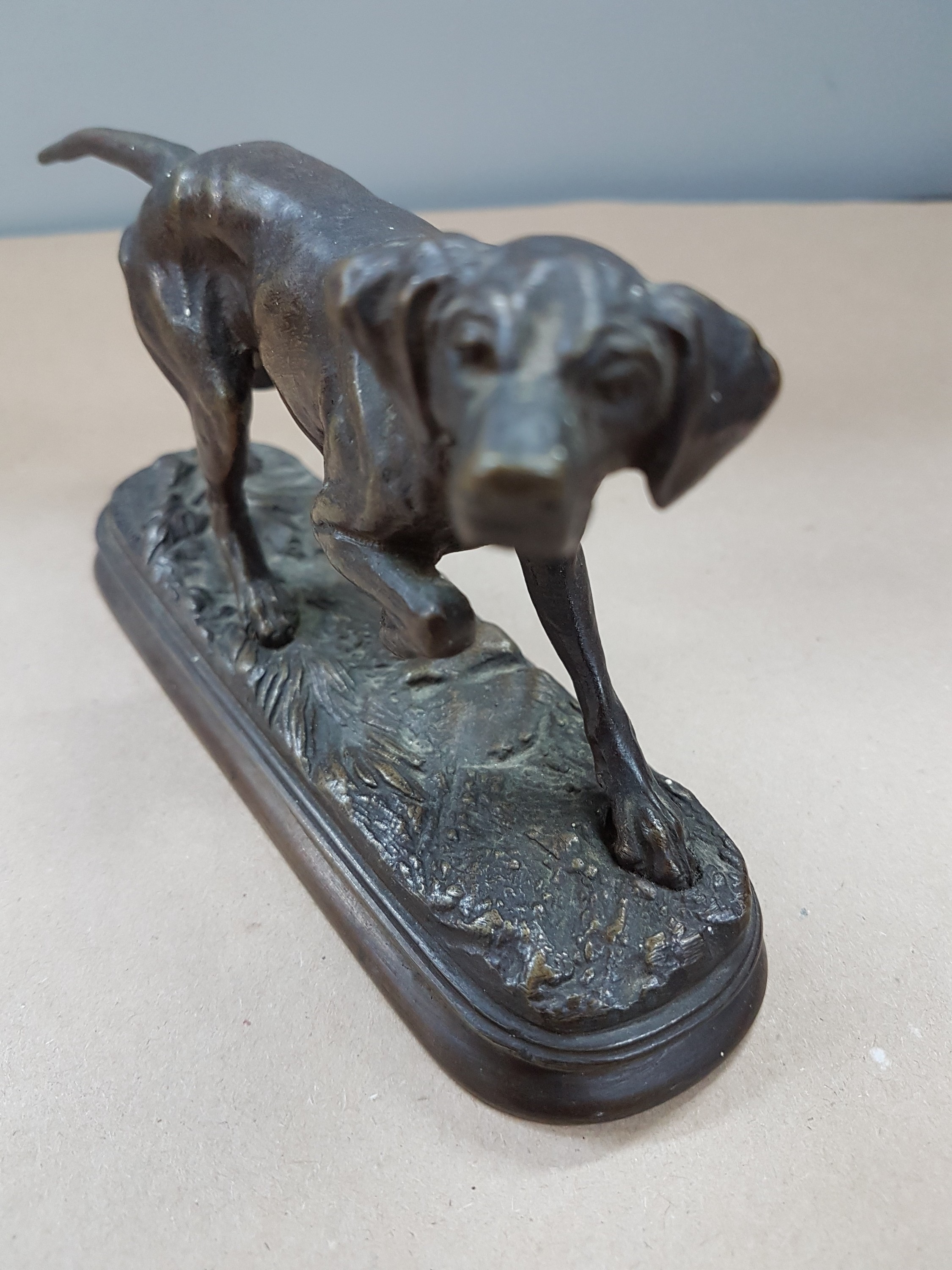 Detail d: Alfred Dubucand, 1828 - 1894, Bronzeskulptur, Jagdhund, signiert, ca. 9 x 18 cm