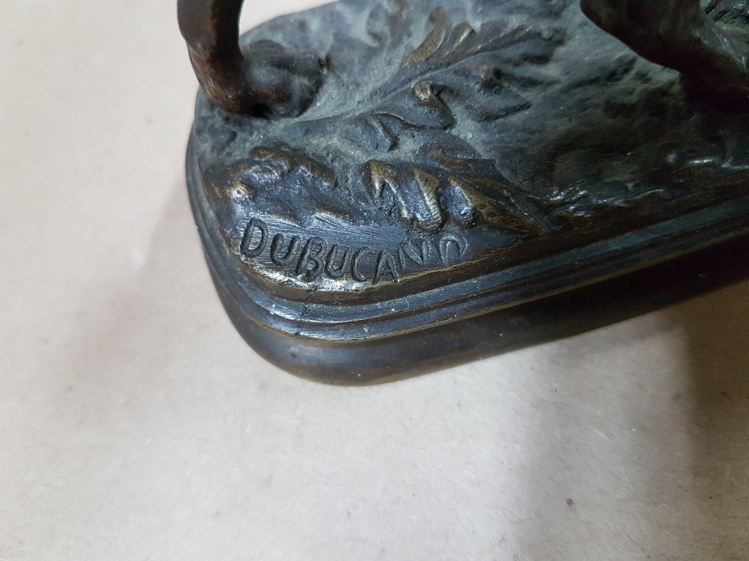Detail e: Alfred Dubucand, 1828 - 1894, Bronzeskulptur, Jagdhund, signiert, ca. 9 x 18 cm