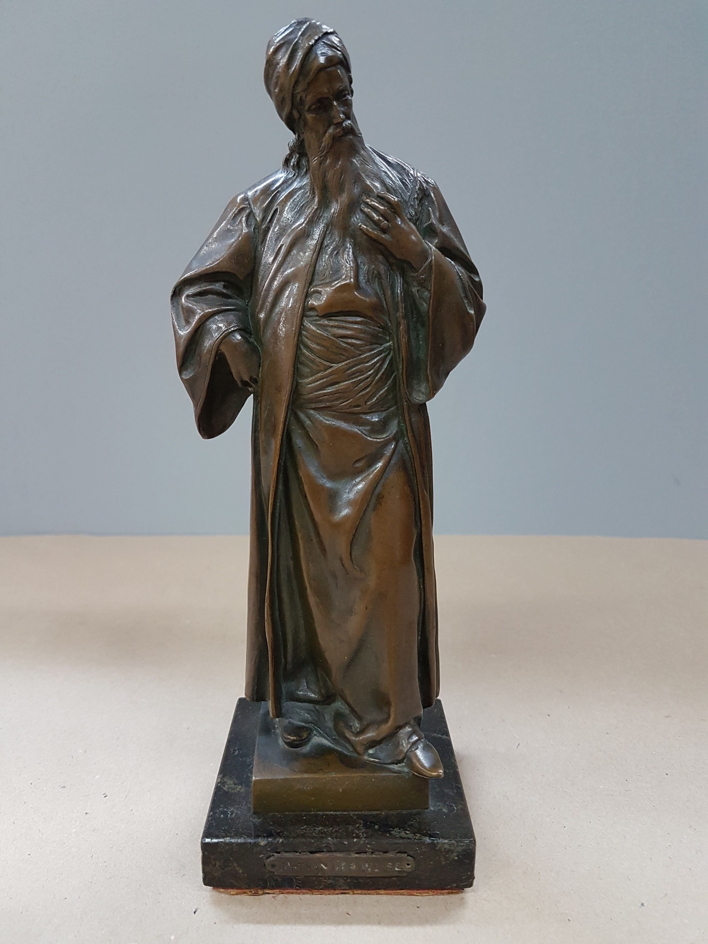 Detail a: Bronzeskulptur, Oskar Gladenbeck & Co., um 1900, Nathan der Weiße, patiniert, auf Marmorsockel, mit Schildchen, Gießermarke, H. ca. 22 cm