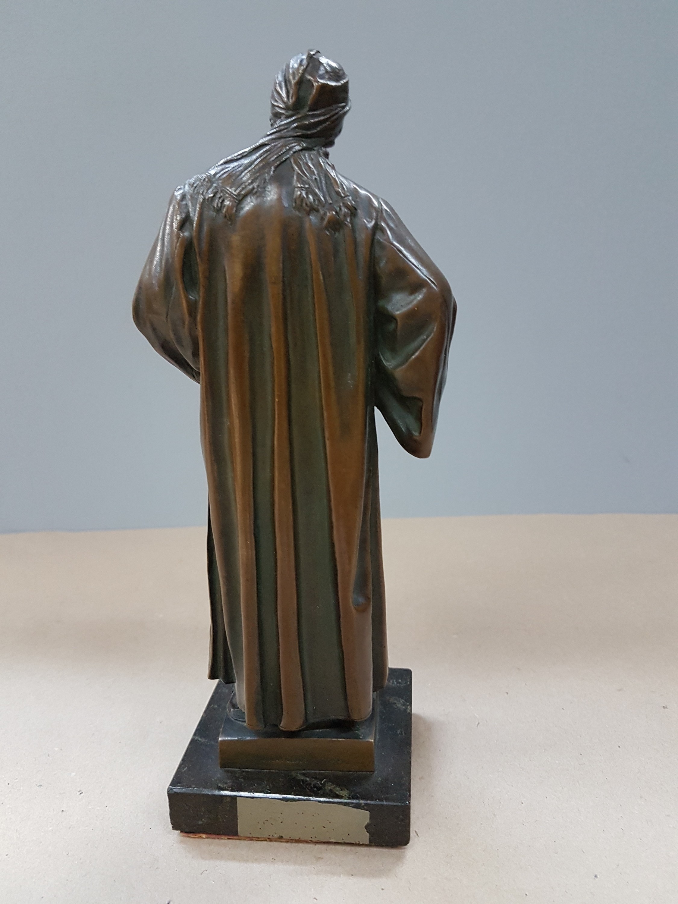 Detail c: Bronzeskulptur, Oskar Gladenbeck & Co., um 1900, Nathan der Weiße, patiniert, auf Marmorsockel, mit Schildchen, Gießermarke, H. ca. 22 cm