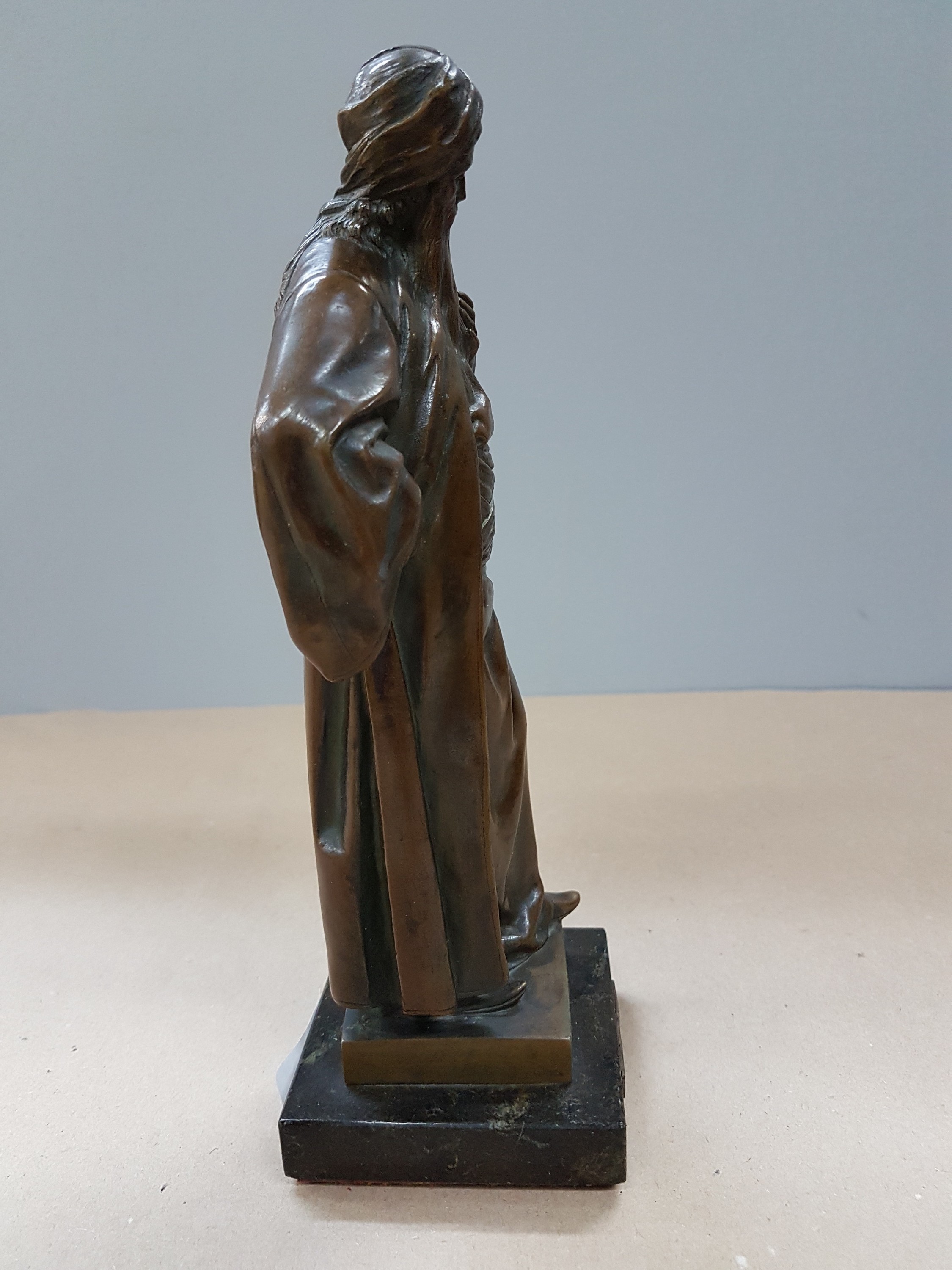 Detail d: Bronzeskulptur, Oskar Gladenbeck & Co., um 1900, Nathan der Weiße, patiniert, auf Marmorsockel, mit Schildchen, Gießermarke, H. ca. 22 cm