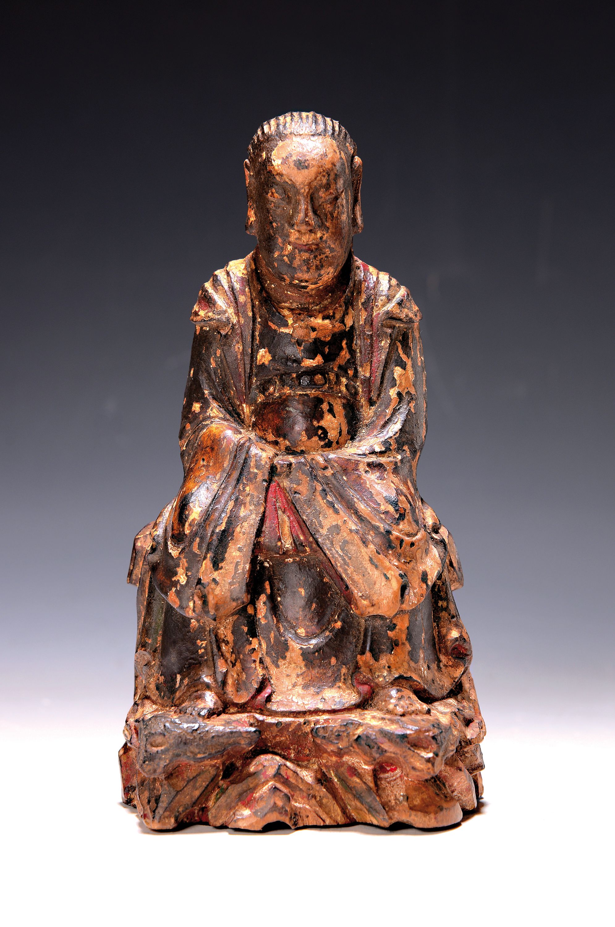 Detail a: 2 Teller und zwei Schalen, Holzskulptur, China, Ming-Dynastie und 18. Jh., Blaumalerei, Teller mit Fischdekor und stil. Landschaft, D. ca. 13.5 cm, ...