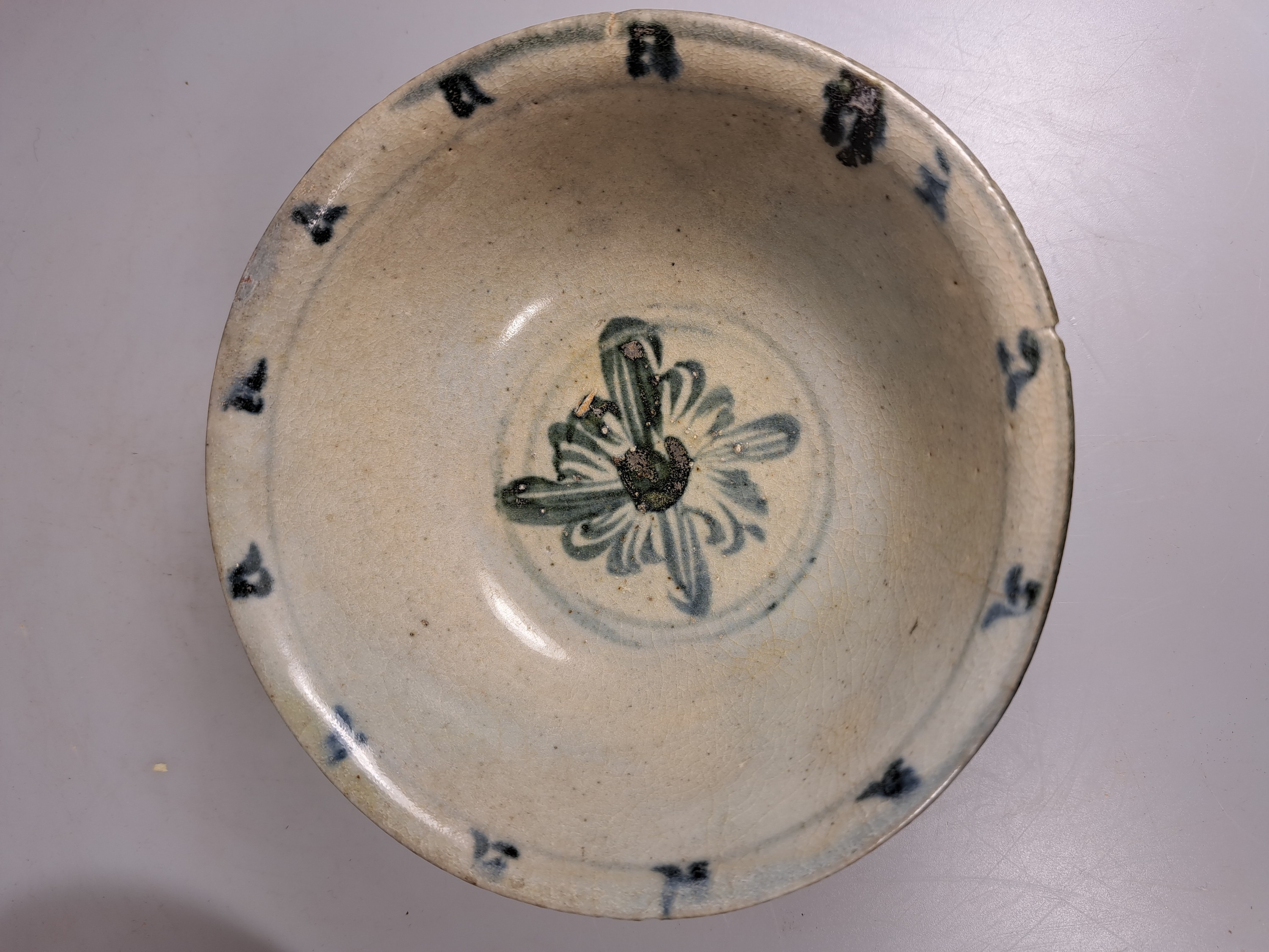 Detail g: 2 Teller und zwei Schalen, Holzskulptur, China, Ming-Dynastie und 18. Jh., Blaumalerei, Teller mit Fischdekor und stil. Landschaft, D. ca. 13.5 cm, ...