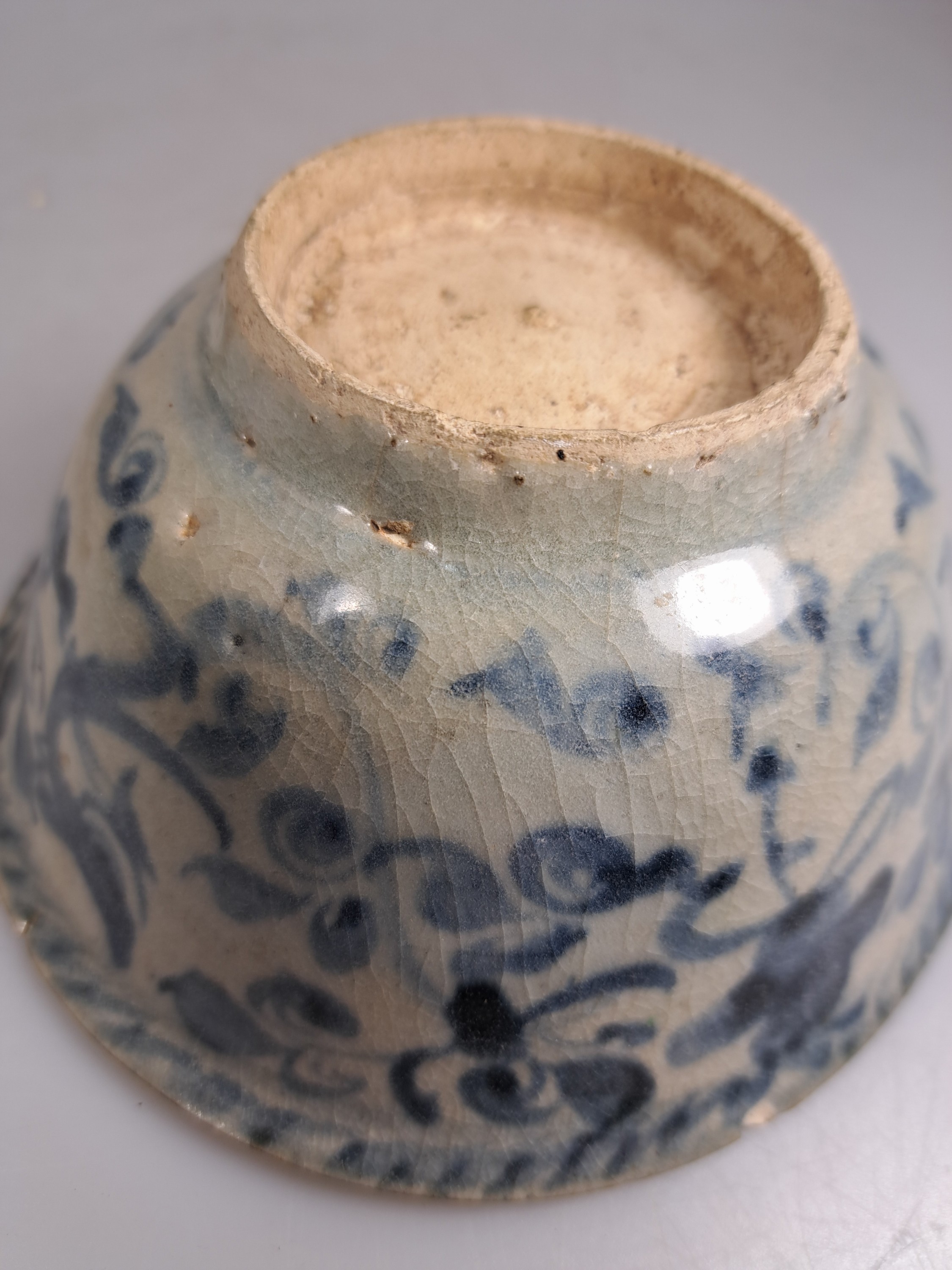 Detail i: 2 Teller und zwei Schalen, Holzskulptur, China, Ming-Dynastie und 18. Jh., Blaumalerei, Teller mit Fischdekor und stil. Landschaft, D. ca. 13.5 cm, ...