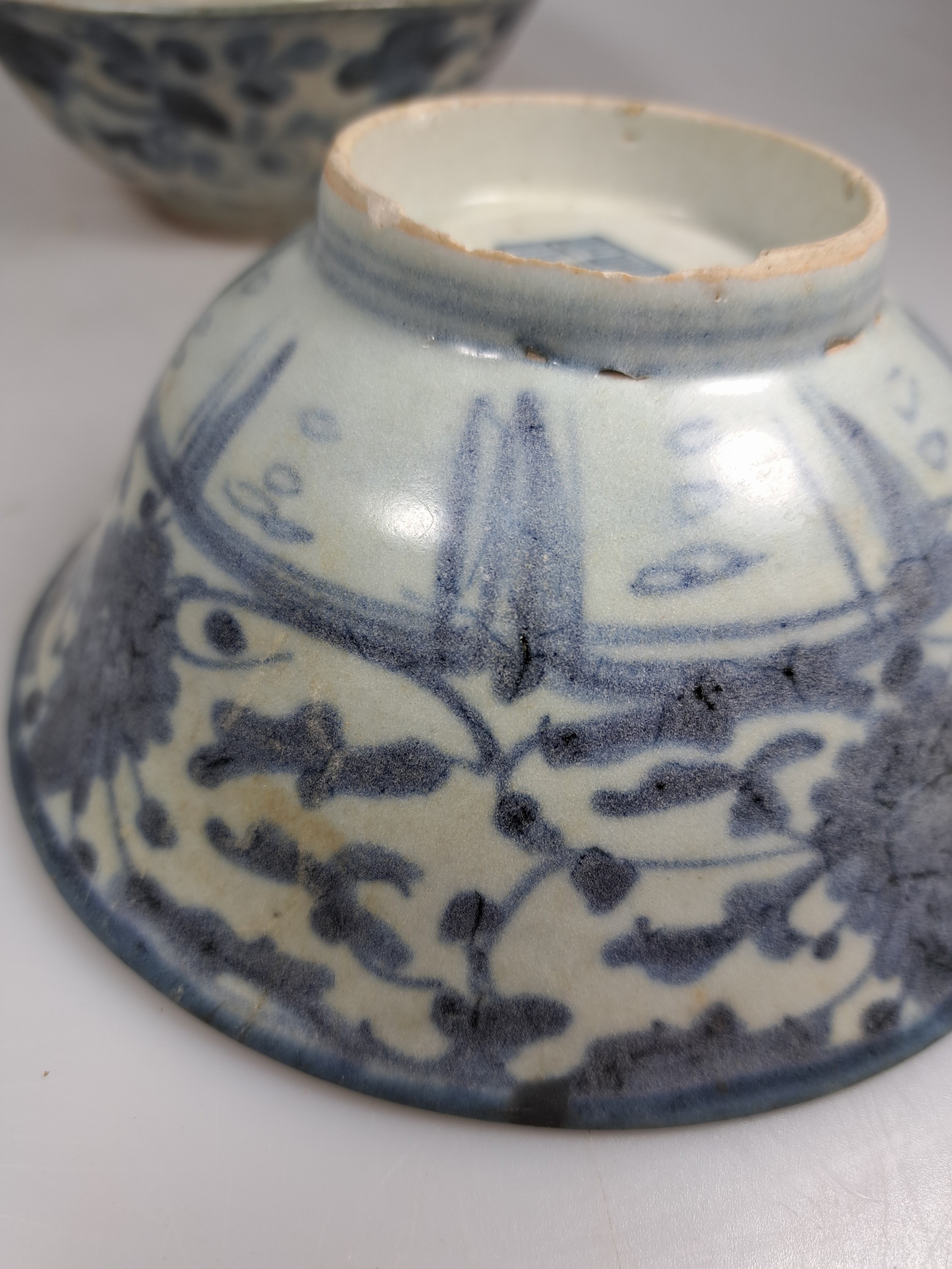 Detail m: 2 Teller und zwei Schalen, Holzskulptur, China, Ming-Dynastie und 18. Jh., Blaumalerei, Teller mit Fischdekor und stil. Landschaft, D. ca. 13.5 cm, ...