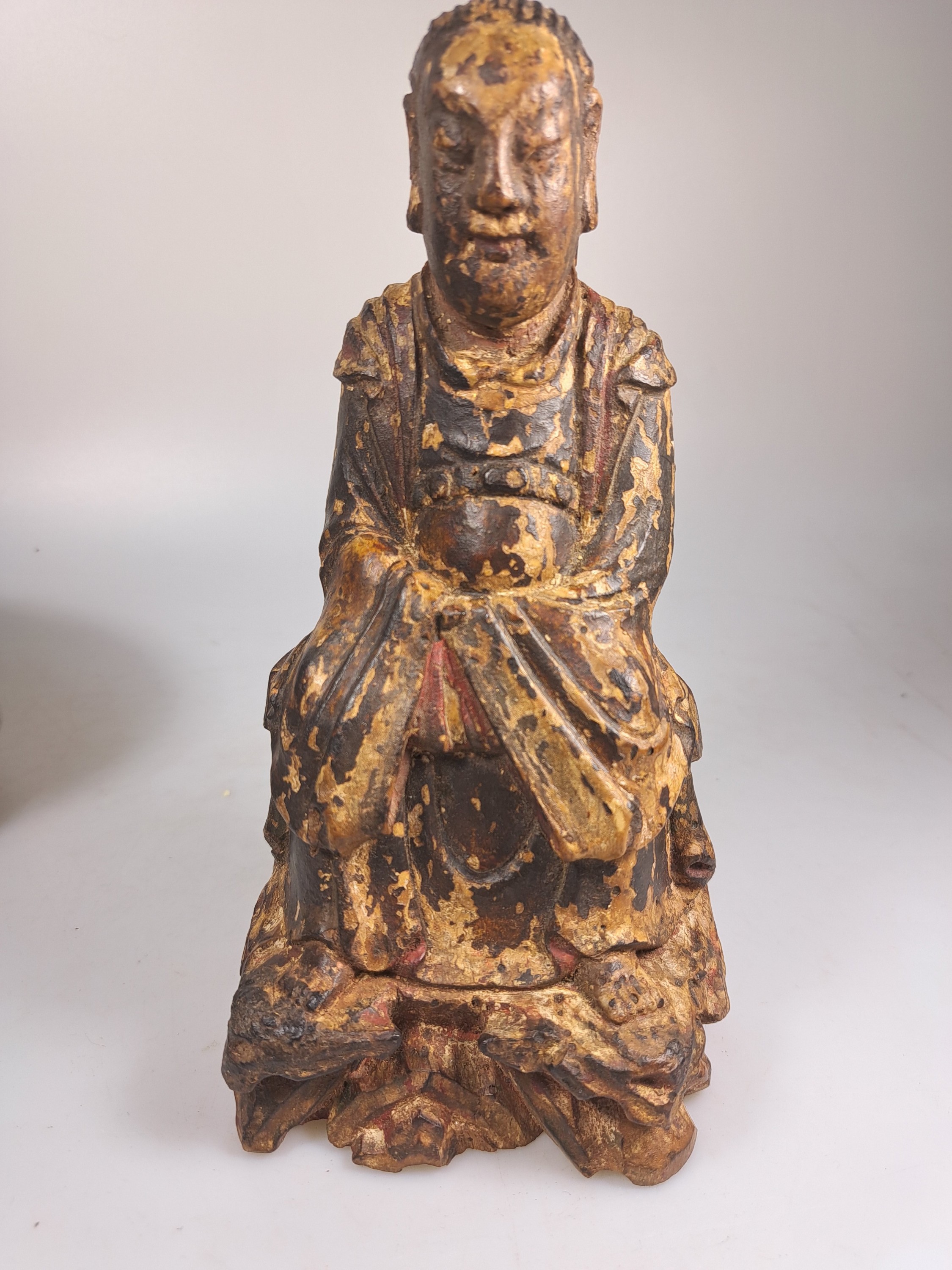 Detail n: 2 Teller und zwei Schalen, Holzskulptur, China, Ming-Dynastie und 18. Jh., Blaumalerei, Teller mit Fischdekor und stil. Landschaft, D. ca. 13.5 cm, ...