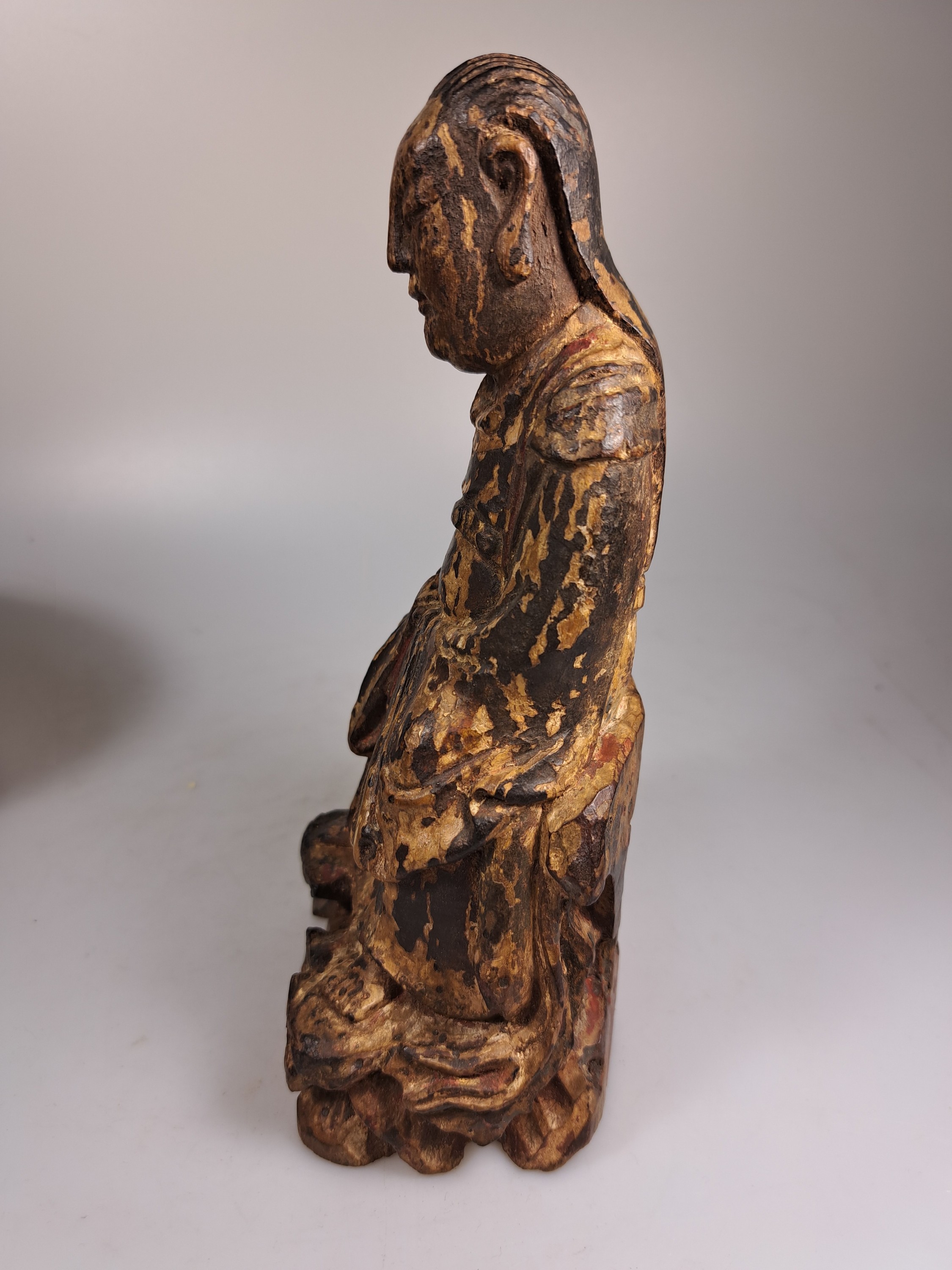Detail o: 2 Teller und zwei Schalen, Holzskulptur, China, Ming-Dynastie und 18. Jh., Blaumalerei, Teller mit Fischdekor und stil. Landschaft, D. ca. 13.5 cm, ...