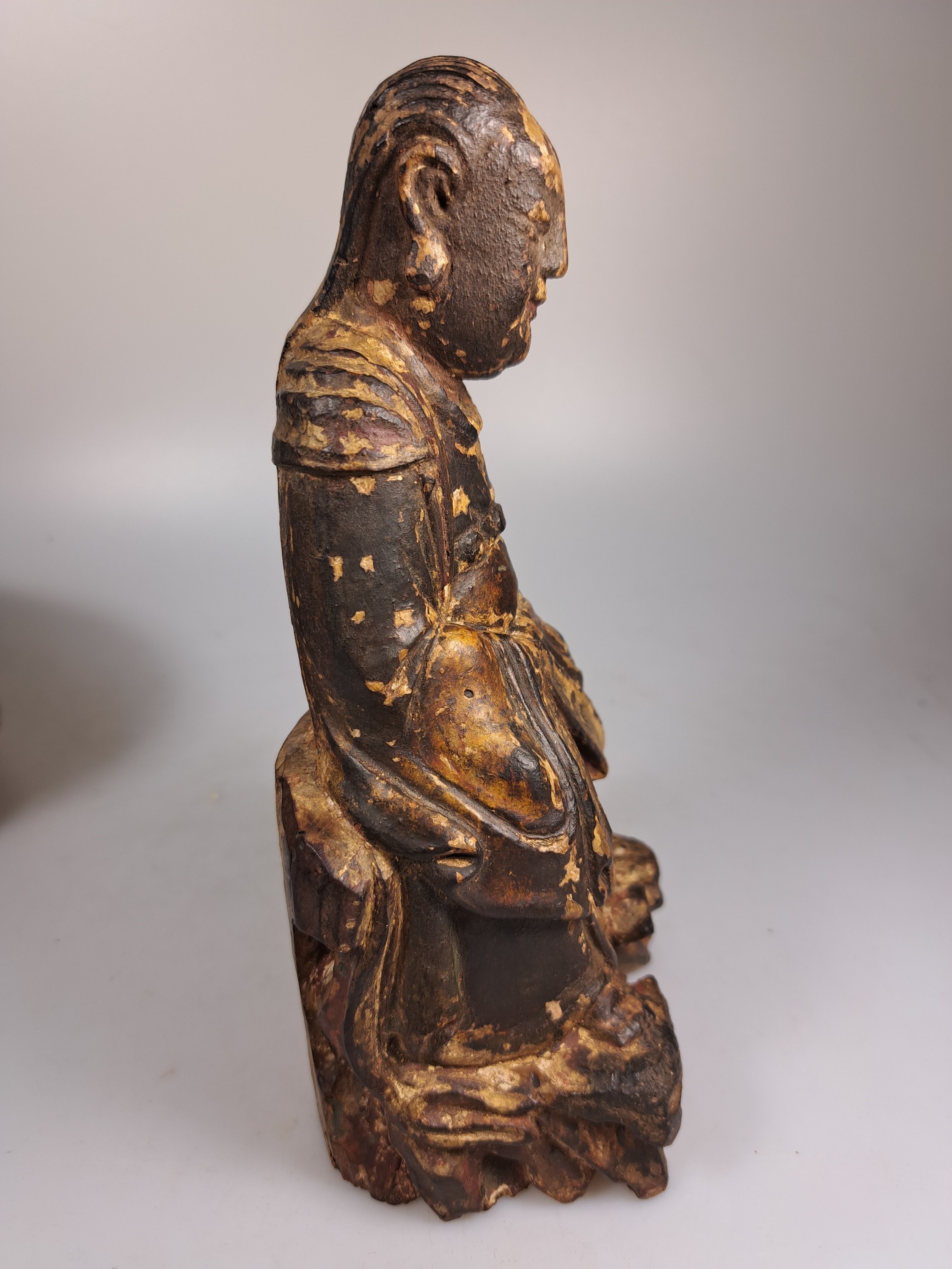 Detail p: 2 Teller und zwei Schalen, Holzskulptur, China, Ming-Dynastie und 18. Jh., Blaumalerei, Teller mit Fischdekor und stil. Landschaft, D. ca. 13.5 cm, ...