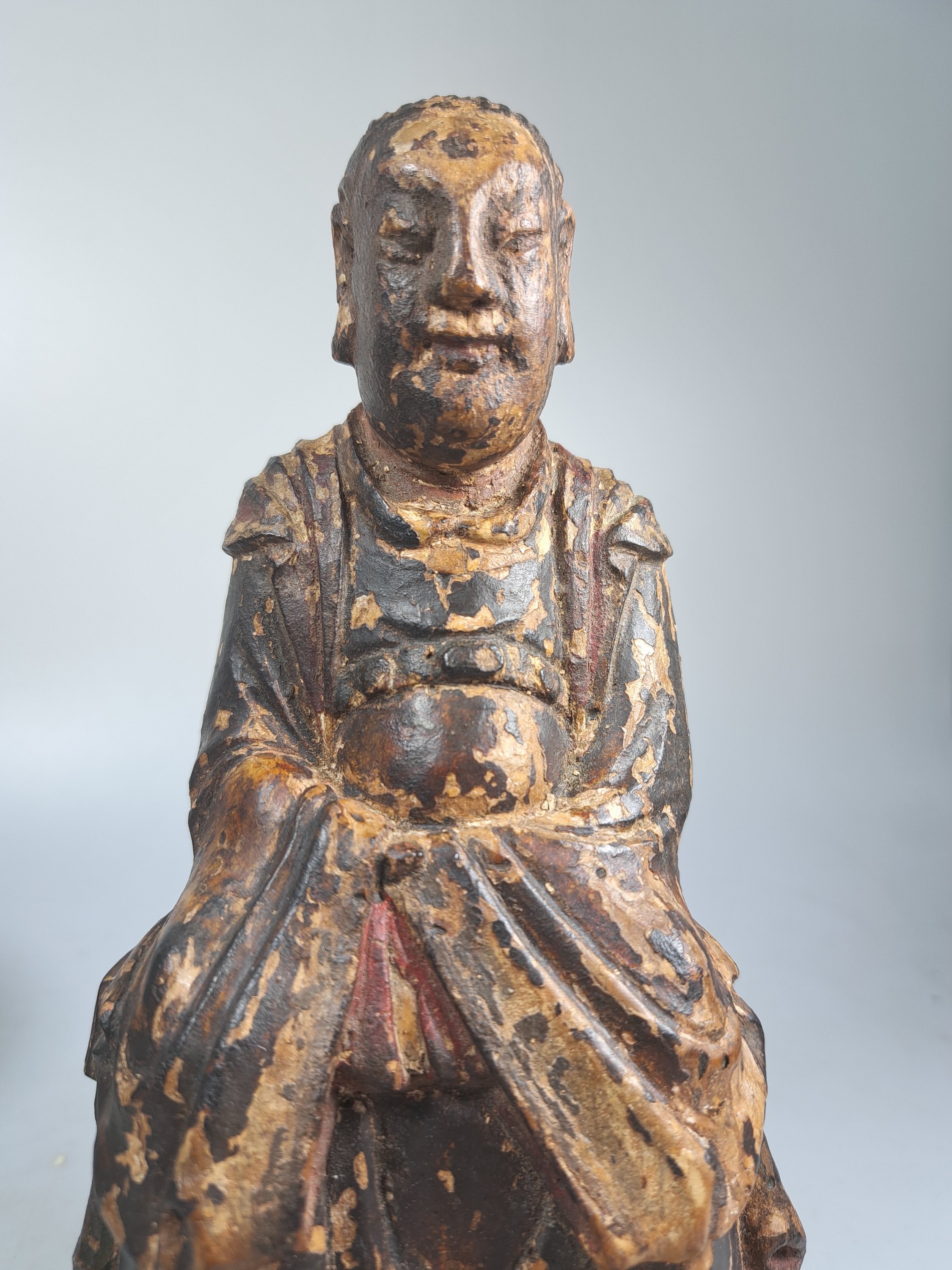 Detail r: 2 Teller und zwei Schalen, Holzskulptur, China, Ming-Dynastie und 18. Jh., Blaumalerei, Teller mit Fischdekor und stil. Landschaft, D. ca. 13.5 cm, ...