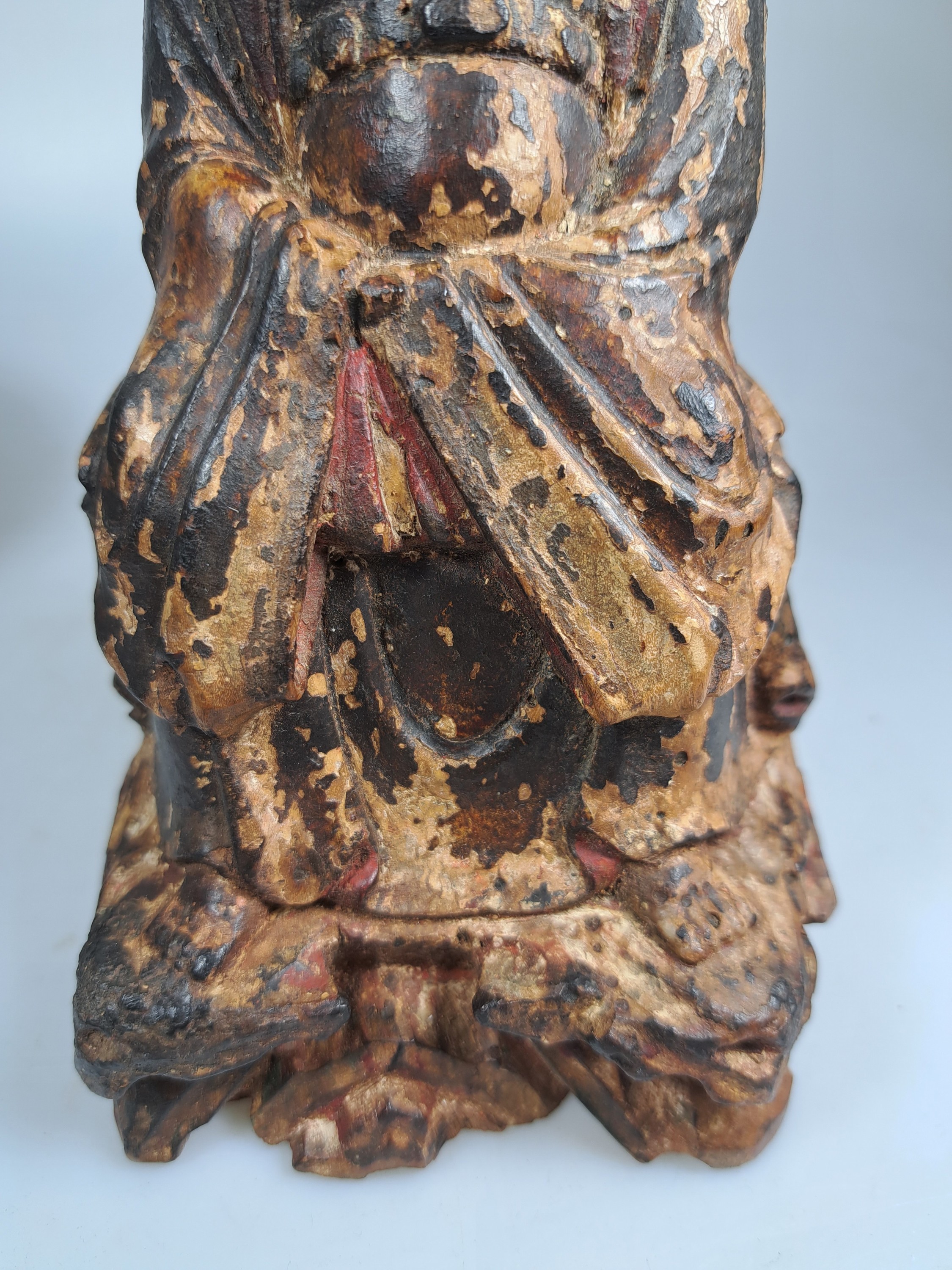 Detail s: 2 Teller und zwei Schalen, Holzskulptur, China, Ming-Dynastie und 18. Jh., Blaumalerei, Teller mit Fischdekor und stil. Landschaft, D. ca. 13.5 cm, ...