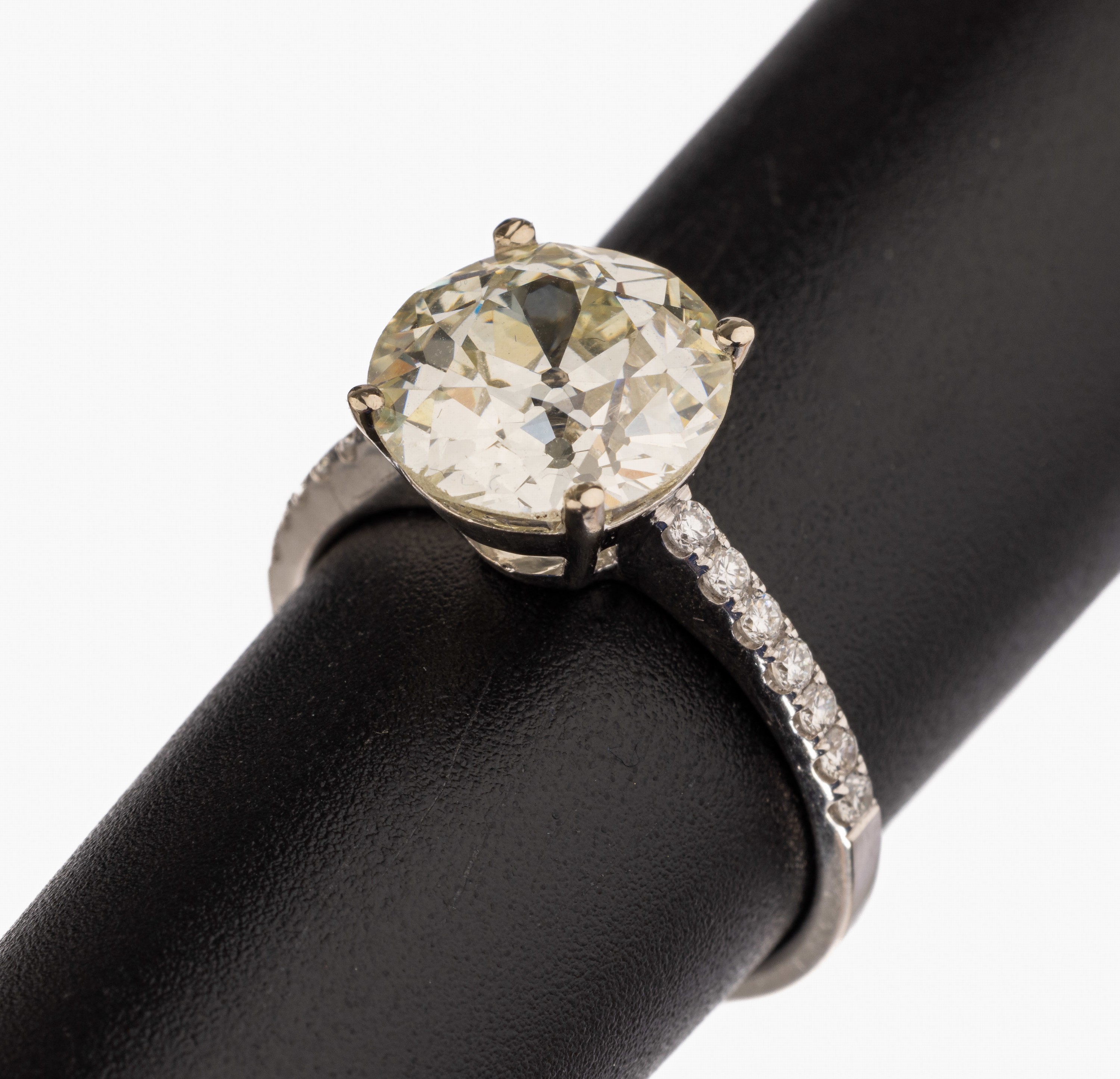 18 kt Gold Diamant-Ring, WG 750/000, mittig ein Altschliffdiamant ca. 3.39 ct l. get.Weiß-get.Weiß/vs, Ringschultern mit Brillanten besetzt zus. ...