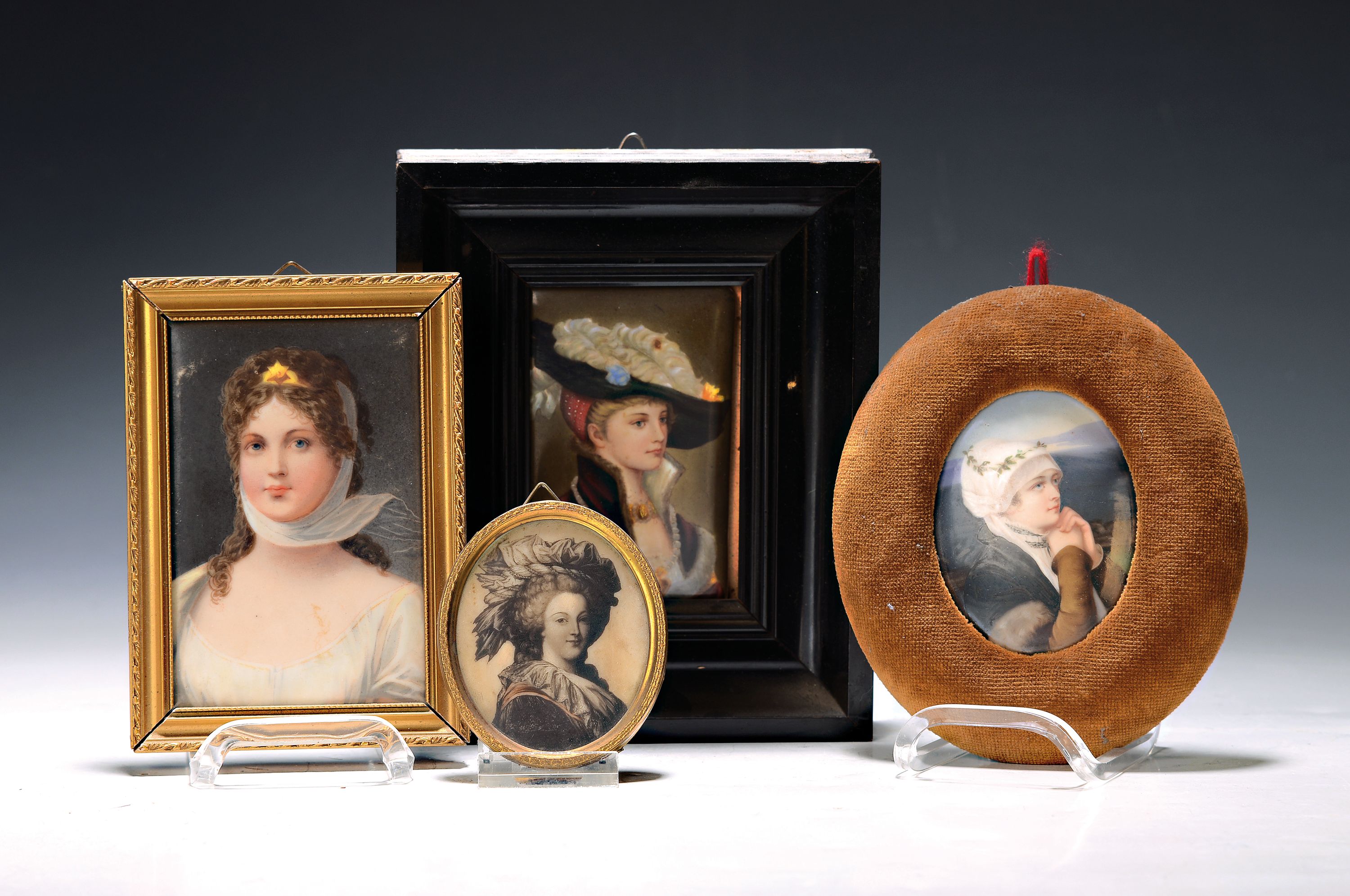 4 Porzellanbilder, deutsch, um 1900, 1x Porträt der Königin Luise von Preußen , l. berieben, ca. 13.5 x 10 cm, drei Porträts nach Vorlagen, 8-18 ...