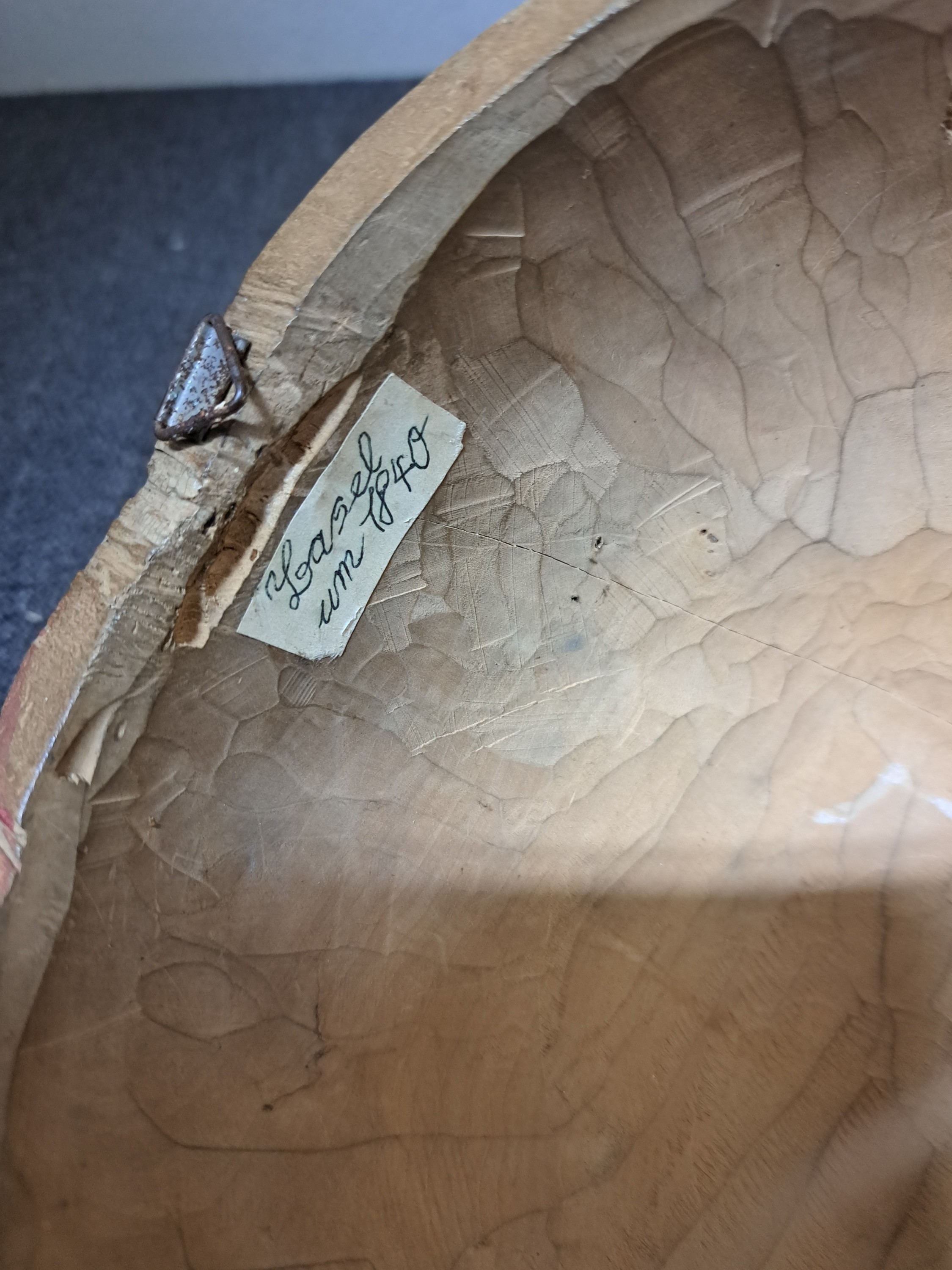 Detail d: Drei Masken, Schweiz/alemannisch, 19. und 20. Jh., Holz geschnitzt, a. verzerrtes Gesicht mit Warze, ca. 28 x 19 cm, Riss; b. Maske mit beweglichem ...