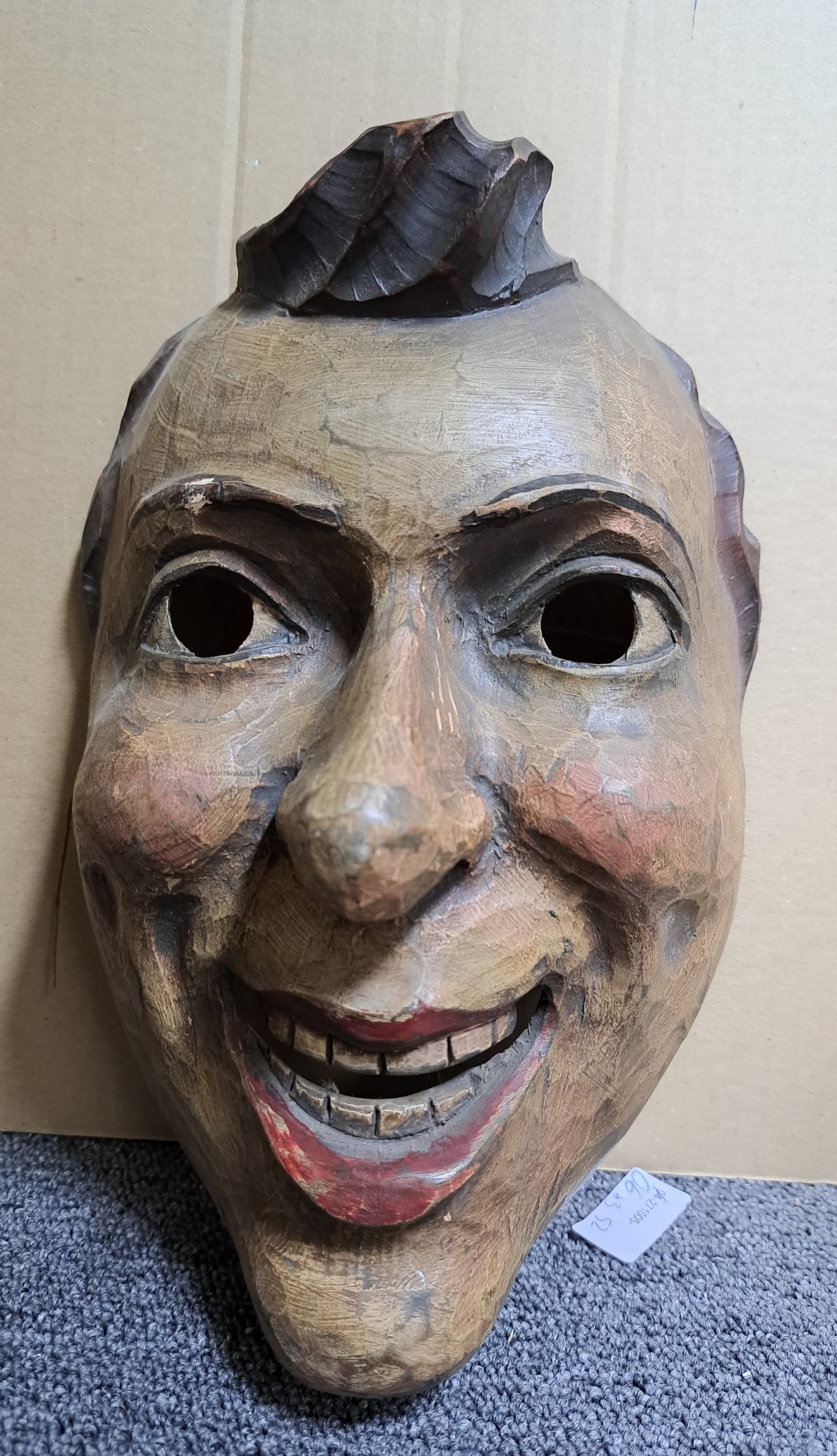Detail e: Drei Masken, Schweiz/alemannisch, 19. und 20. Jh., Holz geschnitzt, a. verzerrtes Gesicht mit Warze, ca. 28 x 19 cm, Riss; b. Maske mit beweglichem ...